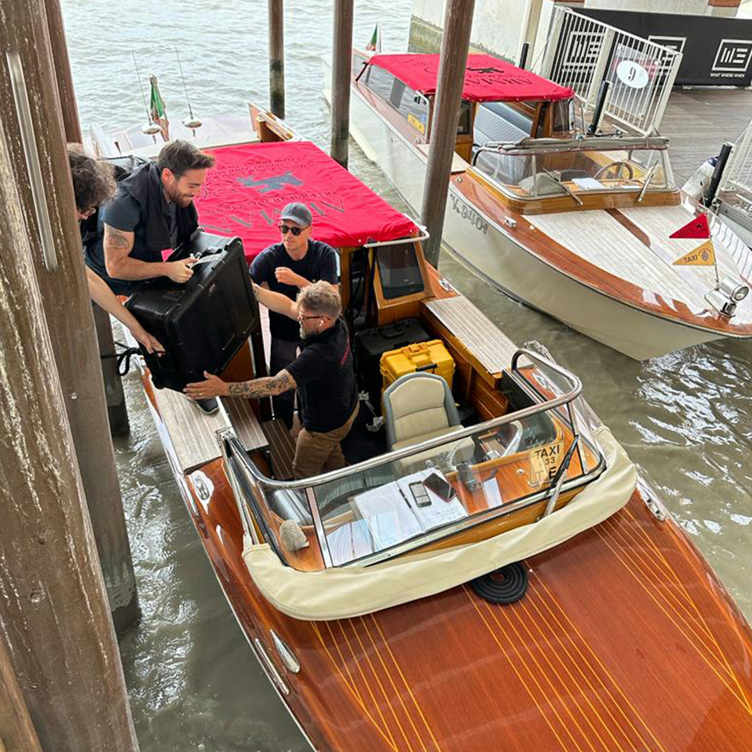 Transport du matériel de tournage en bateau dans les canaux de Venise