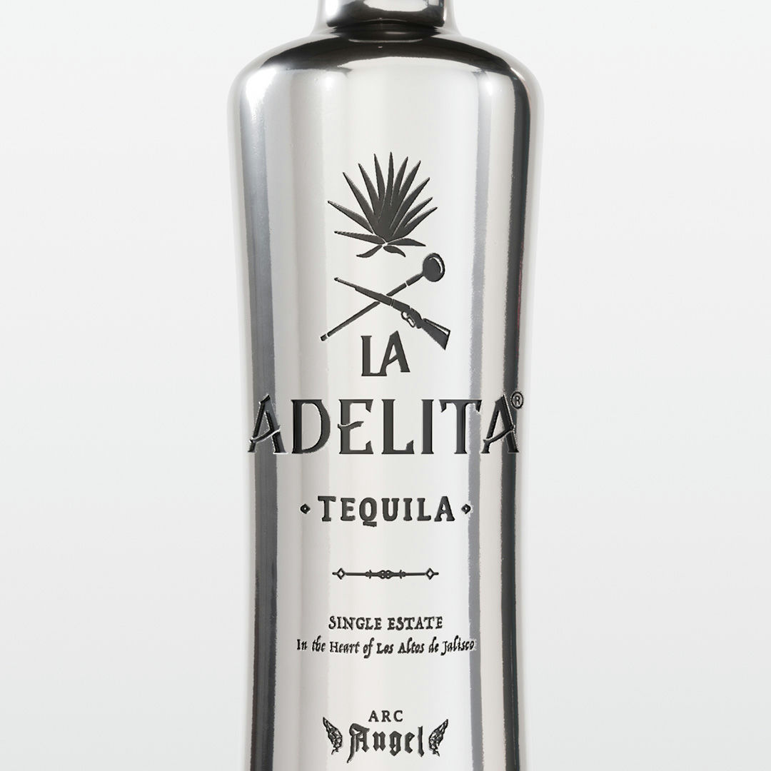 Détail de modélisation 3D sur une bouteille Spirit Brothers, focus sur le packshot digital.