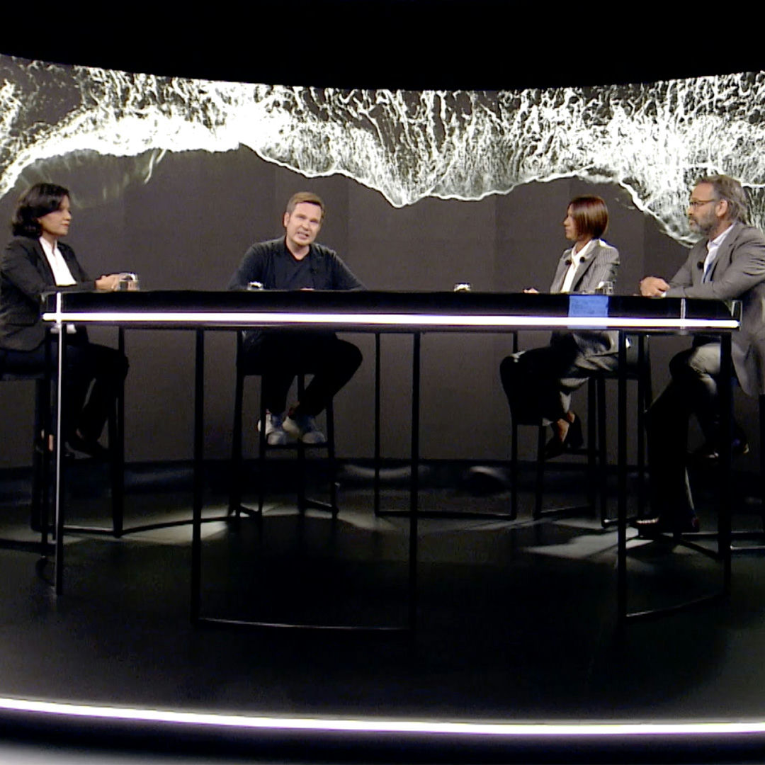 Intervenants experts sur le plateau lors d’une présentation en direct de Crema Nera