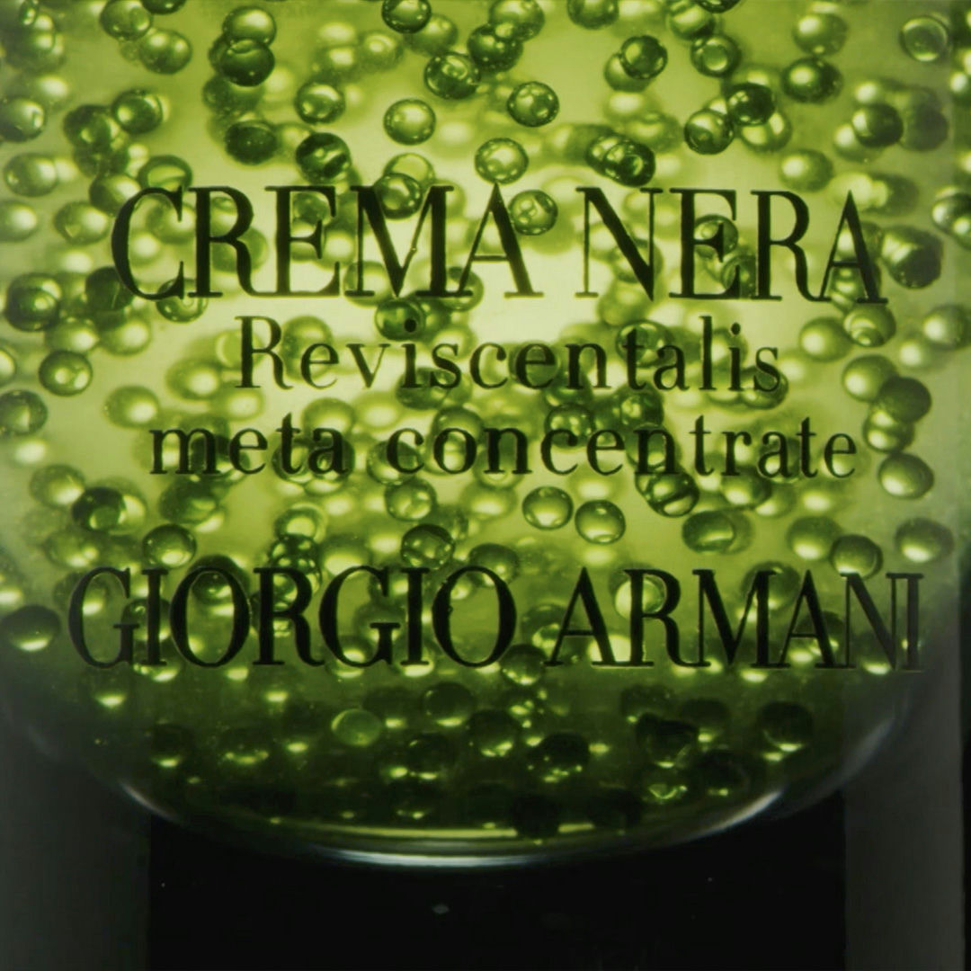 Régie de production supervisant la diffusion digitale et la coordination des intervenants