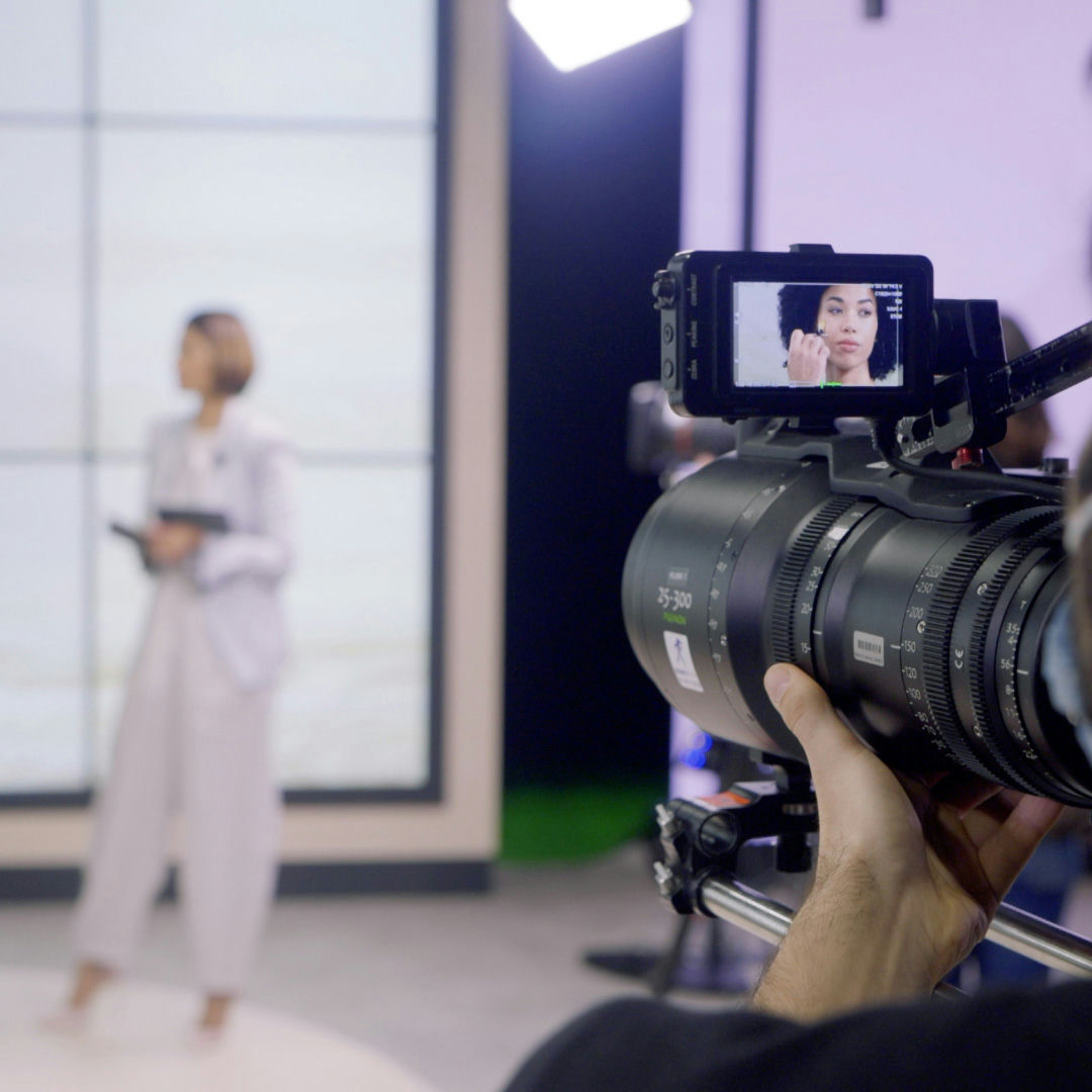 Régie vidéo de réalisation, supervision des sources et enchaînements entre les deux plateaux.