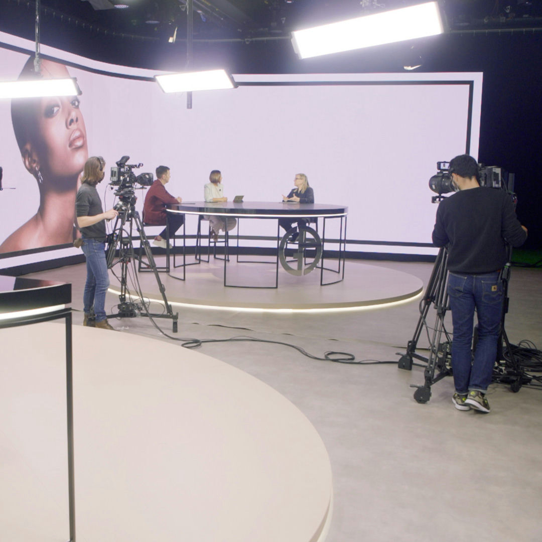 Plateau de démonstration maquillage, captation studio avec éclairage dédié aux textures produit.