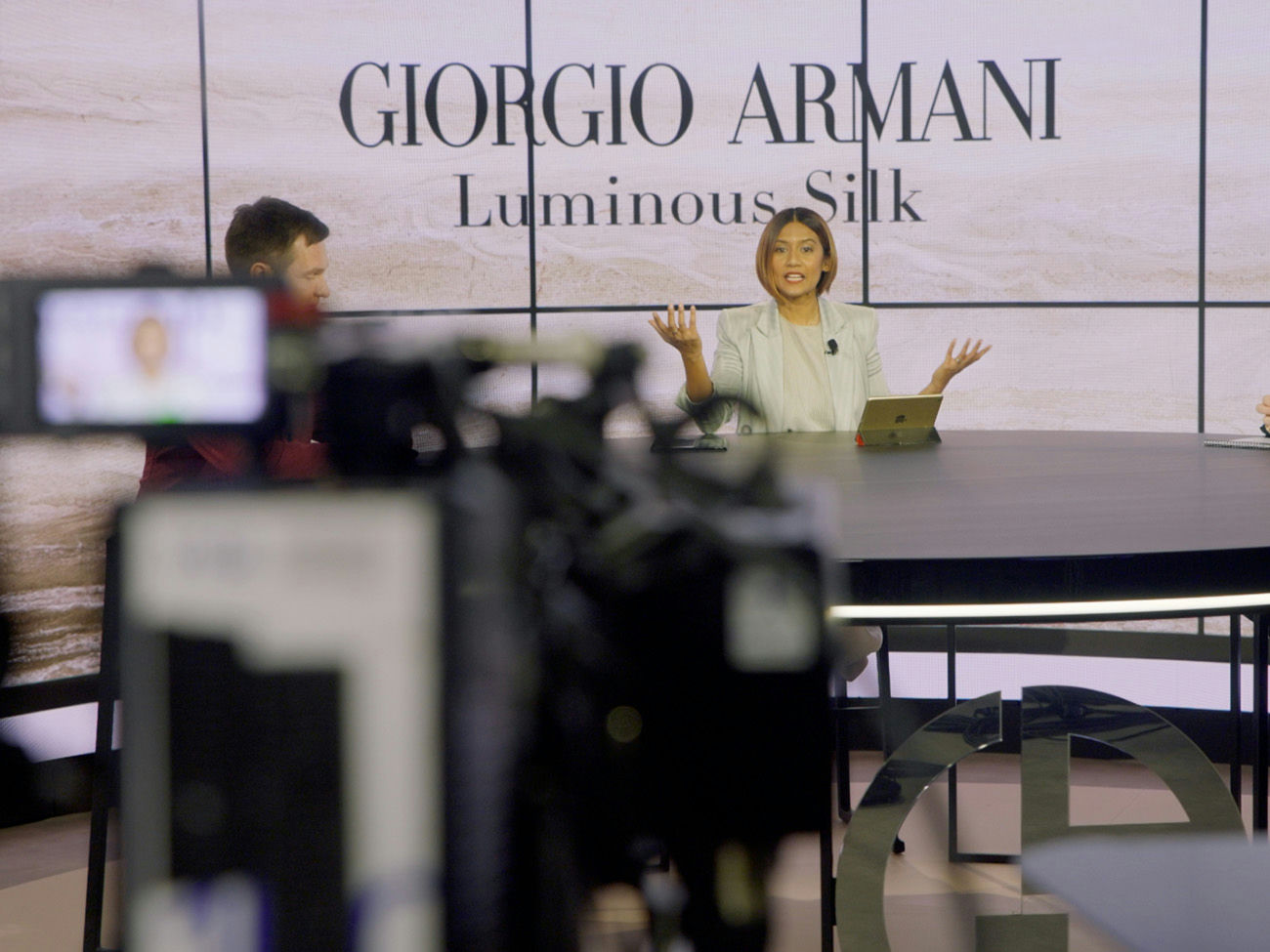 Plateau talk-show en studio parisien, mur LED et régie vidéo pour Crema Nera Live.