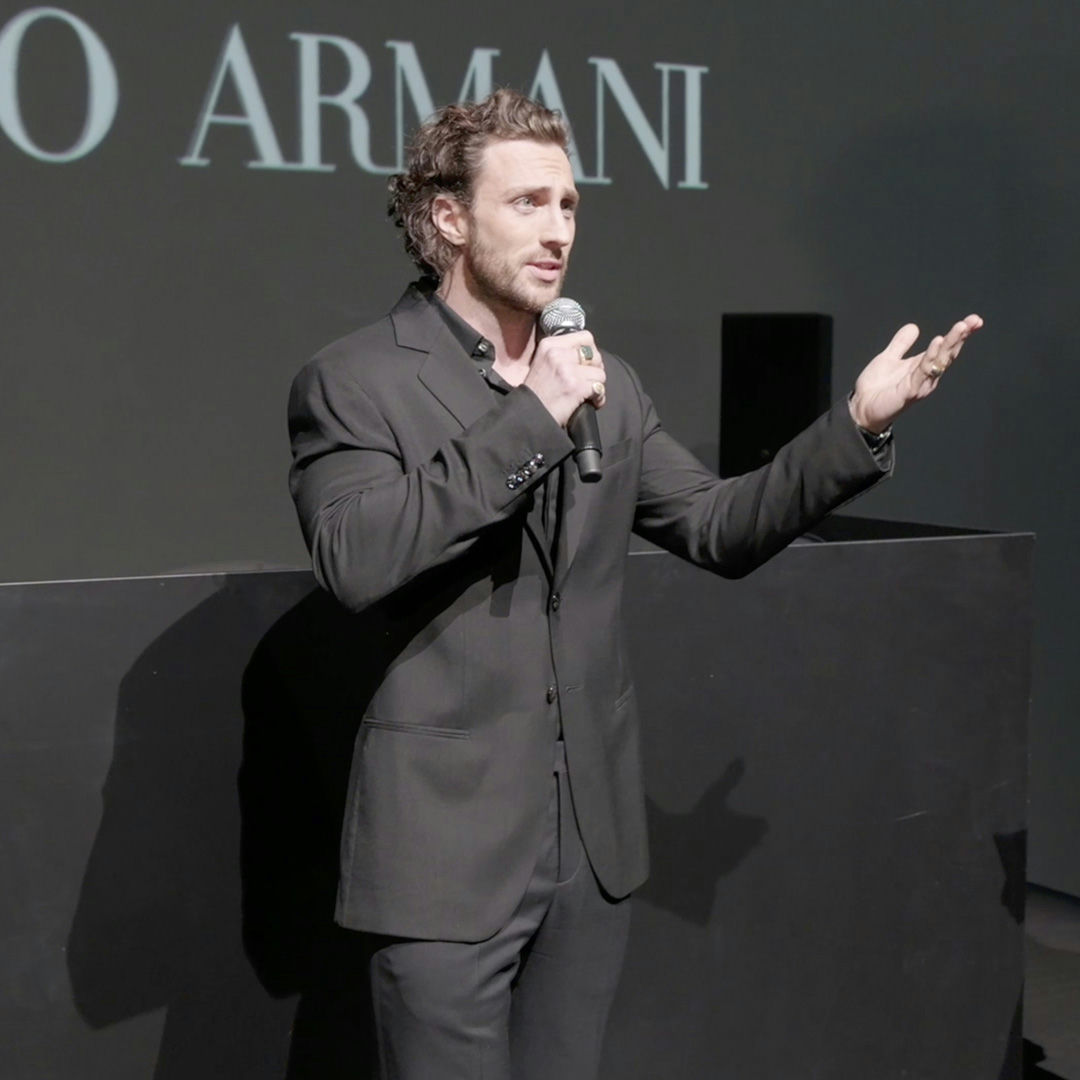 Écrans en salle diffusant des visuels immersifs pour le lancement d’Acqua di Gio.