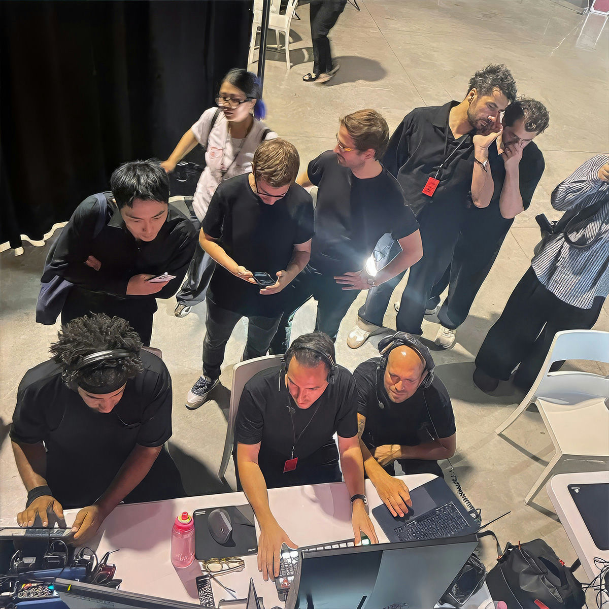 Tournage des invités dans la boîte à questions lors de la soirée à Venise.