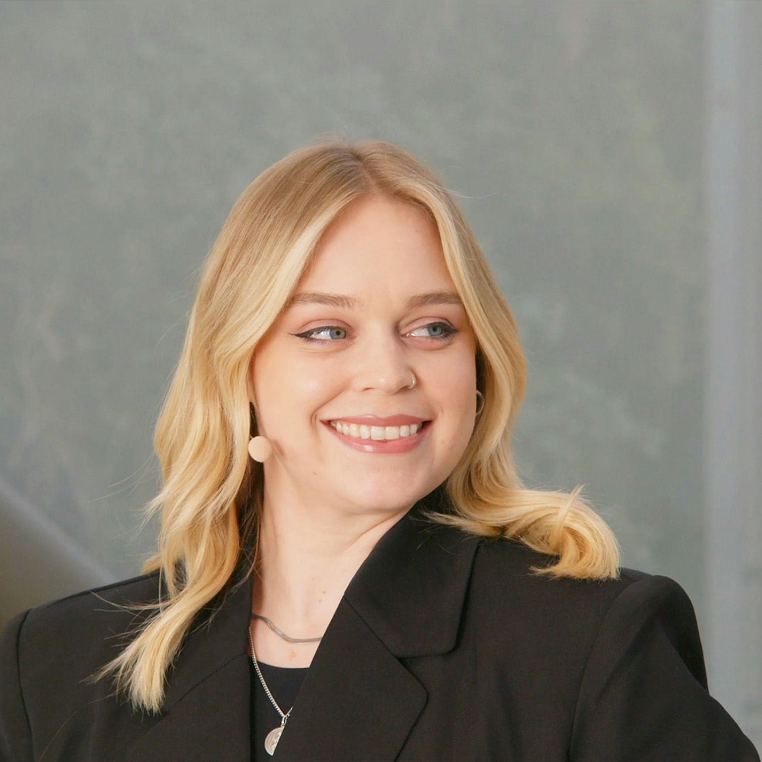 Vue d’ensemble du rooftop sous verrière, installation technique pour masterclass filmée.