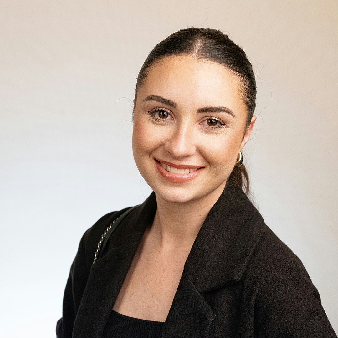 Photographe en session portrait dans un studio photo événementiel intégré au décor.