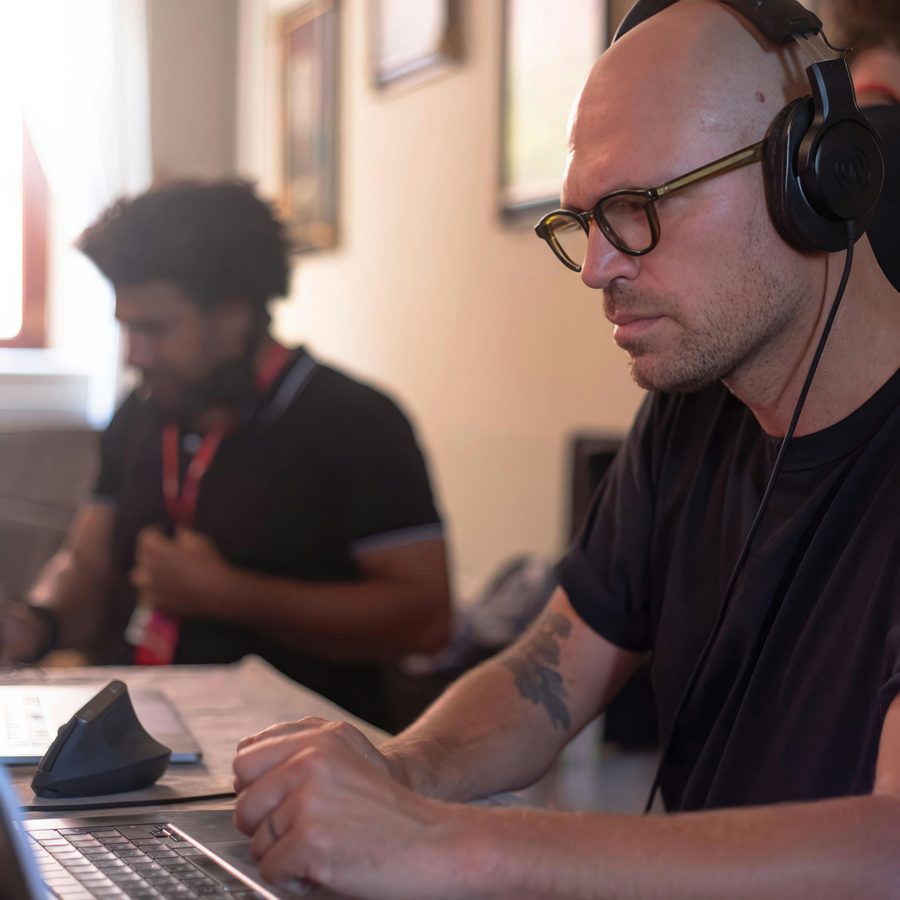 Plans de démonstration maquillage lors d’une masterclass live Armani Beauty à Venise.