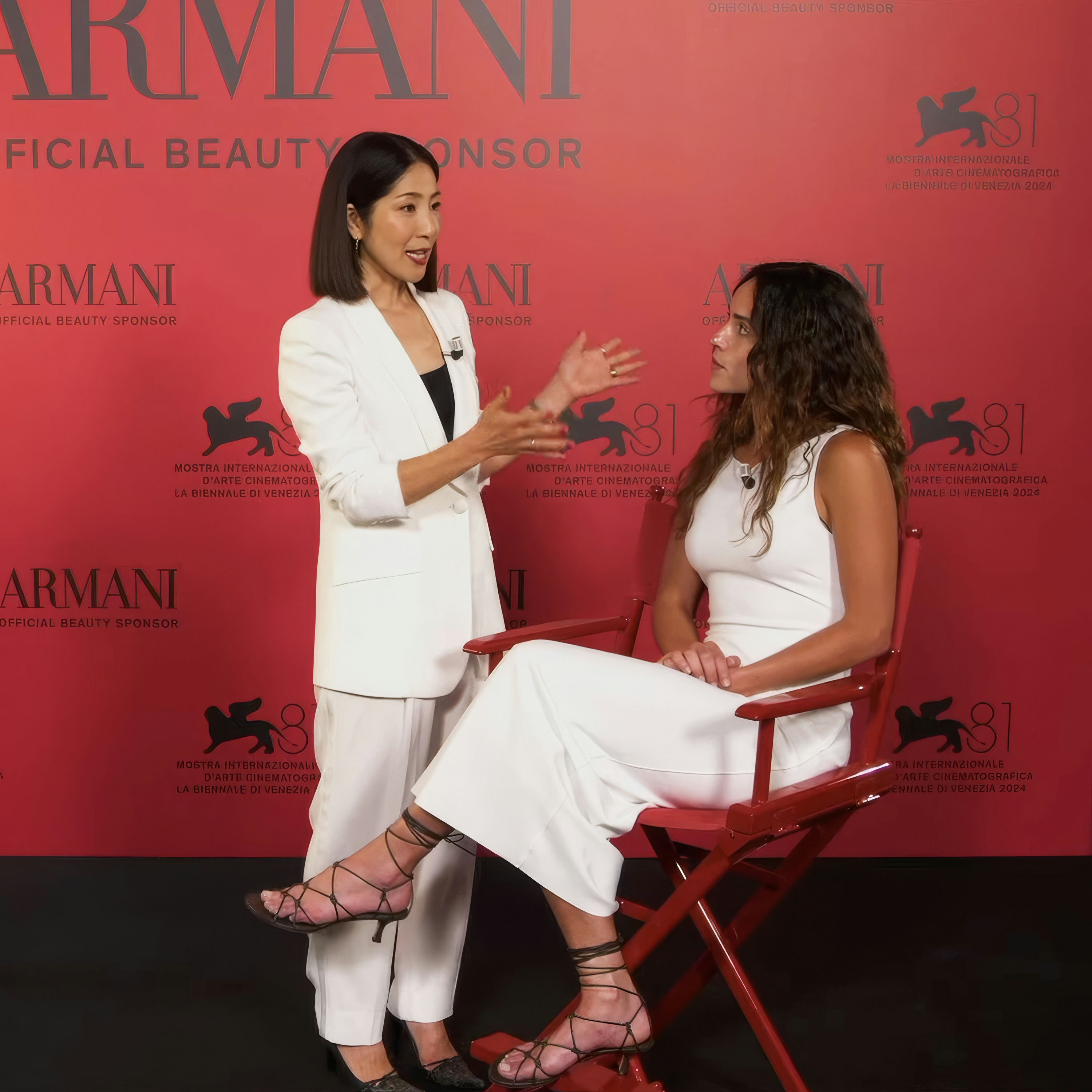 Équipe de tournage sur site à Venise pour une captation d’événement live.