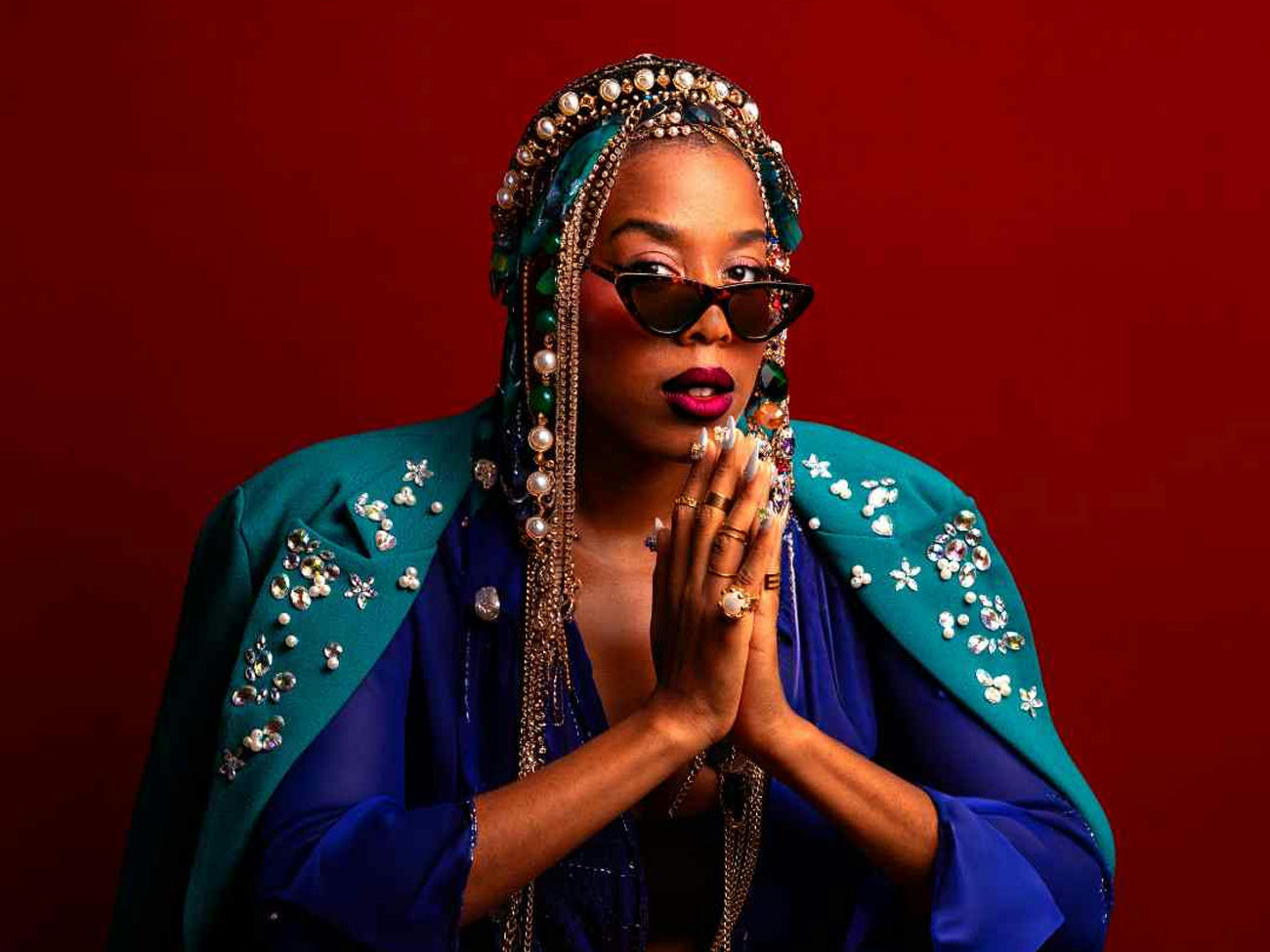 Plan large de scène Women Beats, captation live multicam pendant une performance.