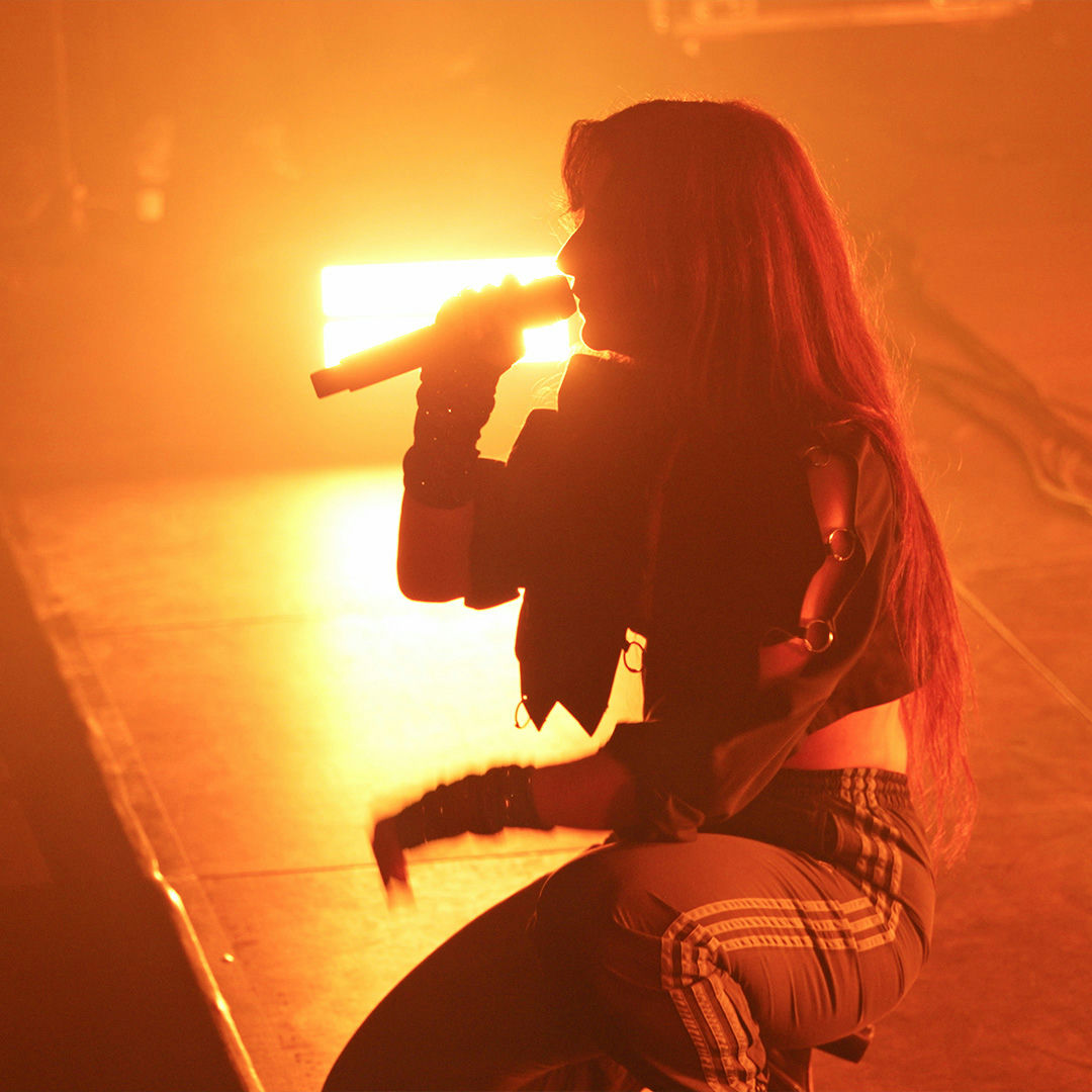 Cadreur avec caméra portative au plus près des artistes lors de la performance live