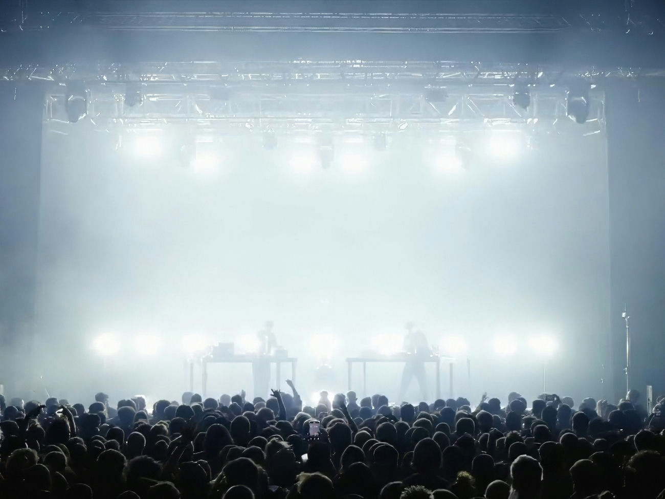 Plan large de scène lors de la captation multicaméra du concert de Weval à Paris