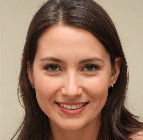 femme qui sourit de face