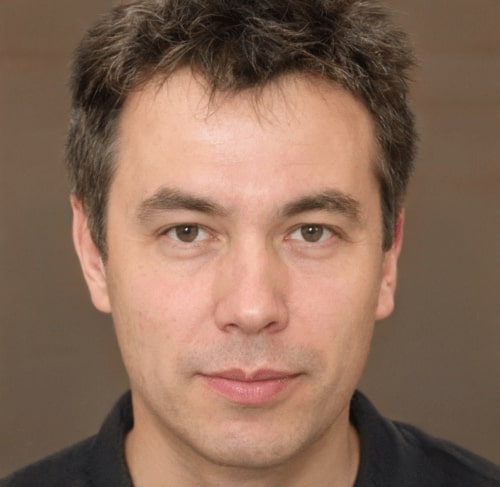 homme qui sourit de face