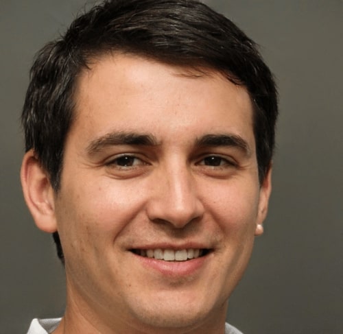 homme qui sourit de face