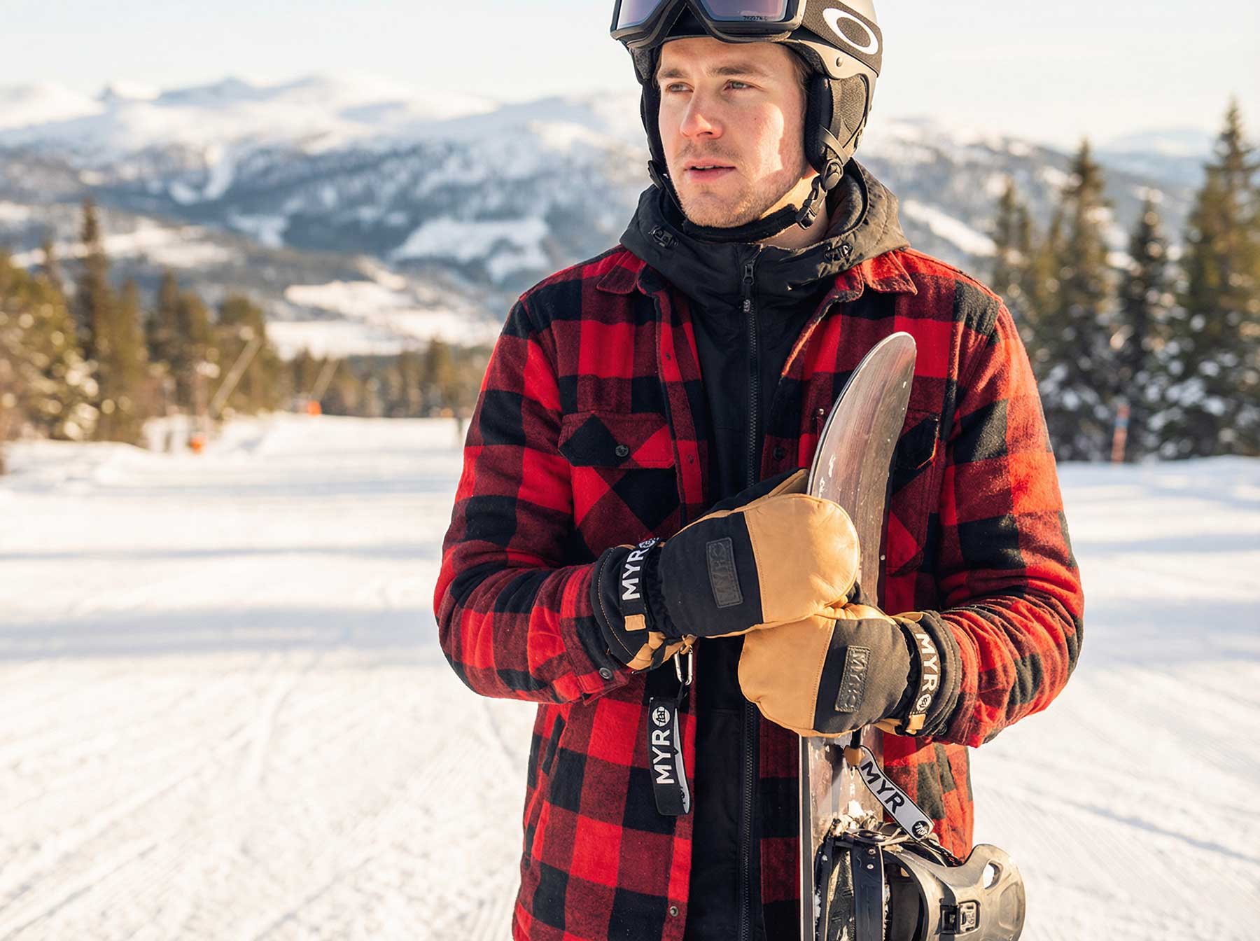 Snowboardåkare med Myr Arvidsjaur vinterhandskar