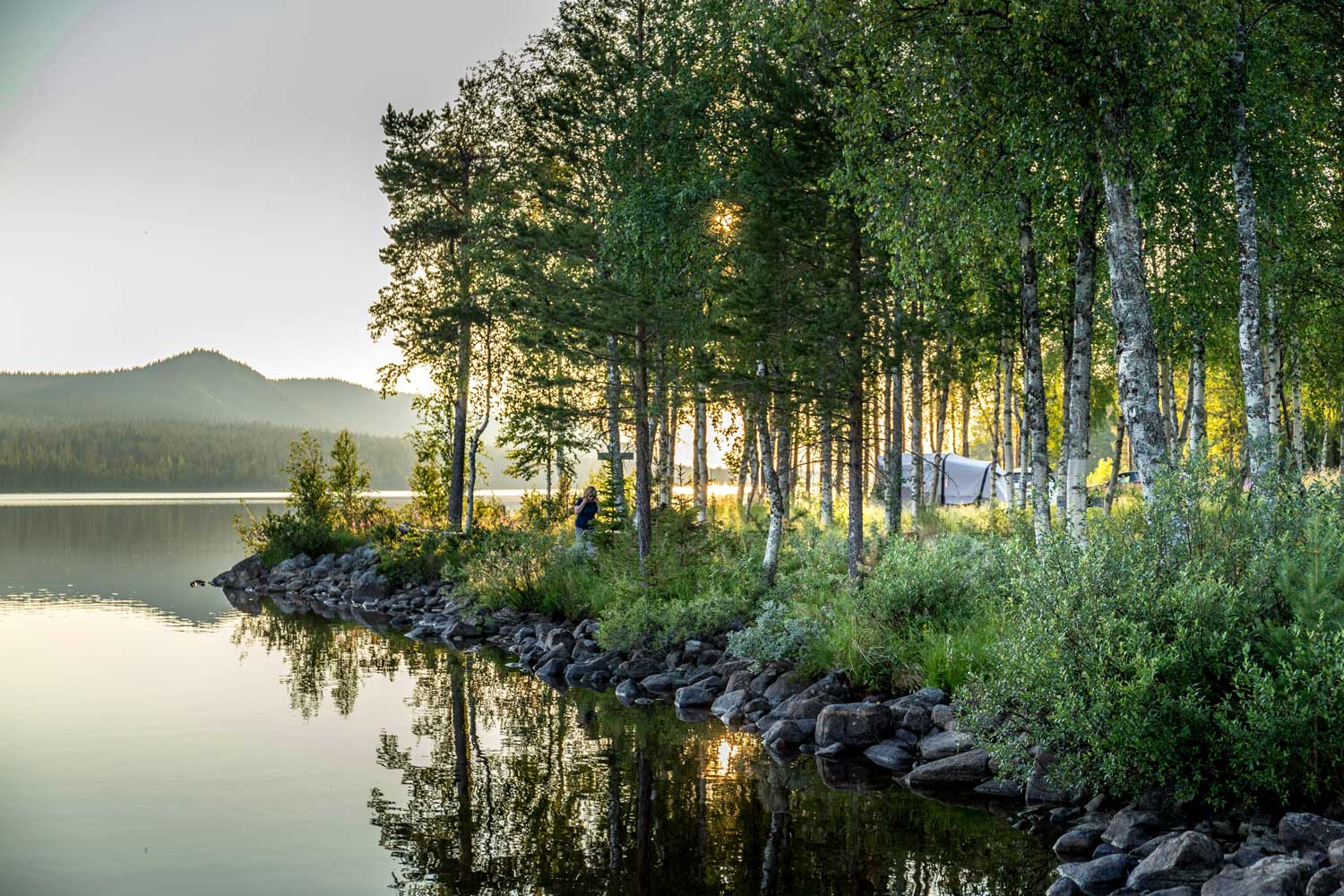 Tältning vid en sjö