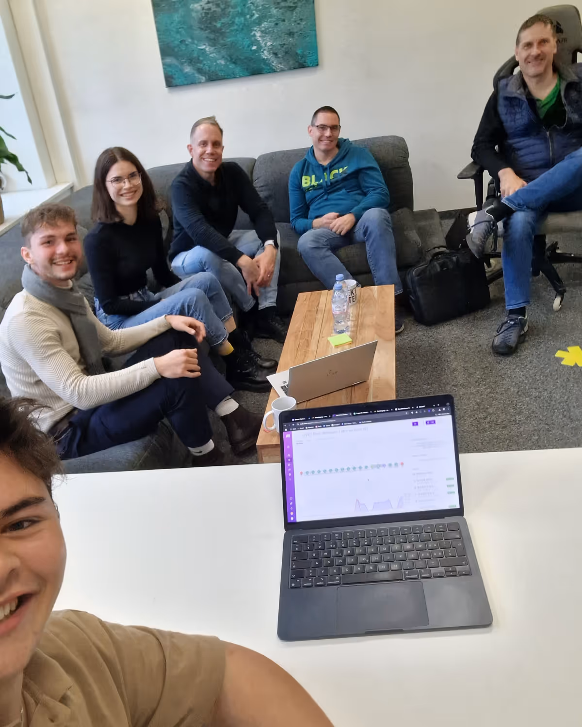 Erfolgsgeschichten und Beispiele von KI-Workshops, Präsentationen, KI-Avataren und vielem mehr.