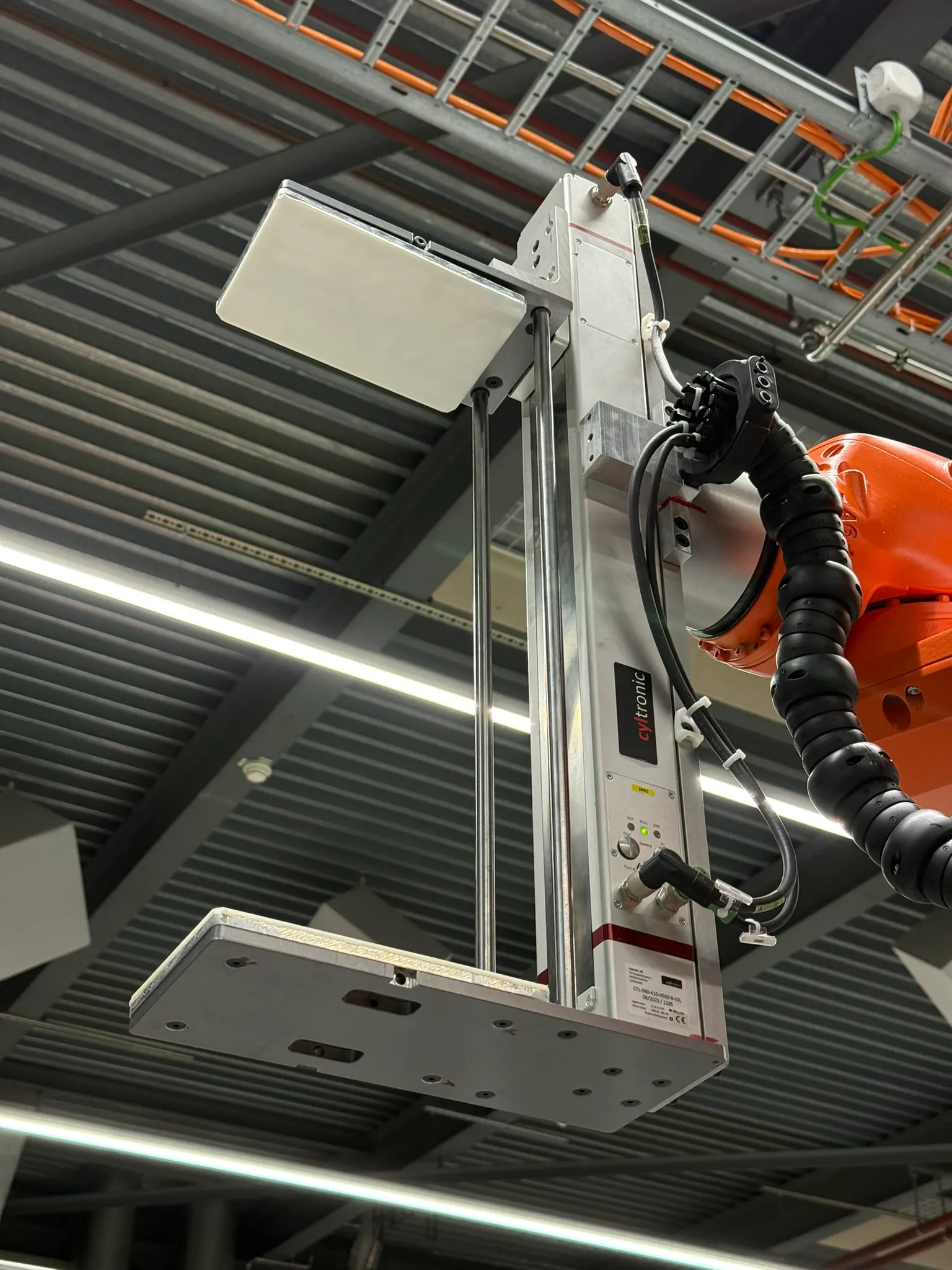 Elektrische Robotergreifer mit langen Hüben: Referenz Geberit & KUKA