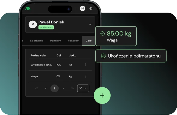 Ekran aplikacji dla trenerów personalnych z listą celów wyznaczonych przez trenera. Obok ekranu znajdują się powiększone wizualnie cele - wyciskanie sztangi leżąc oraz waga.