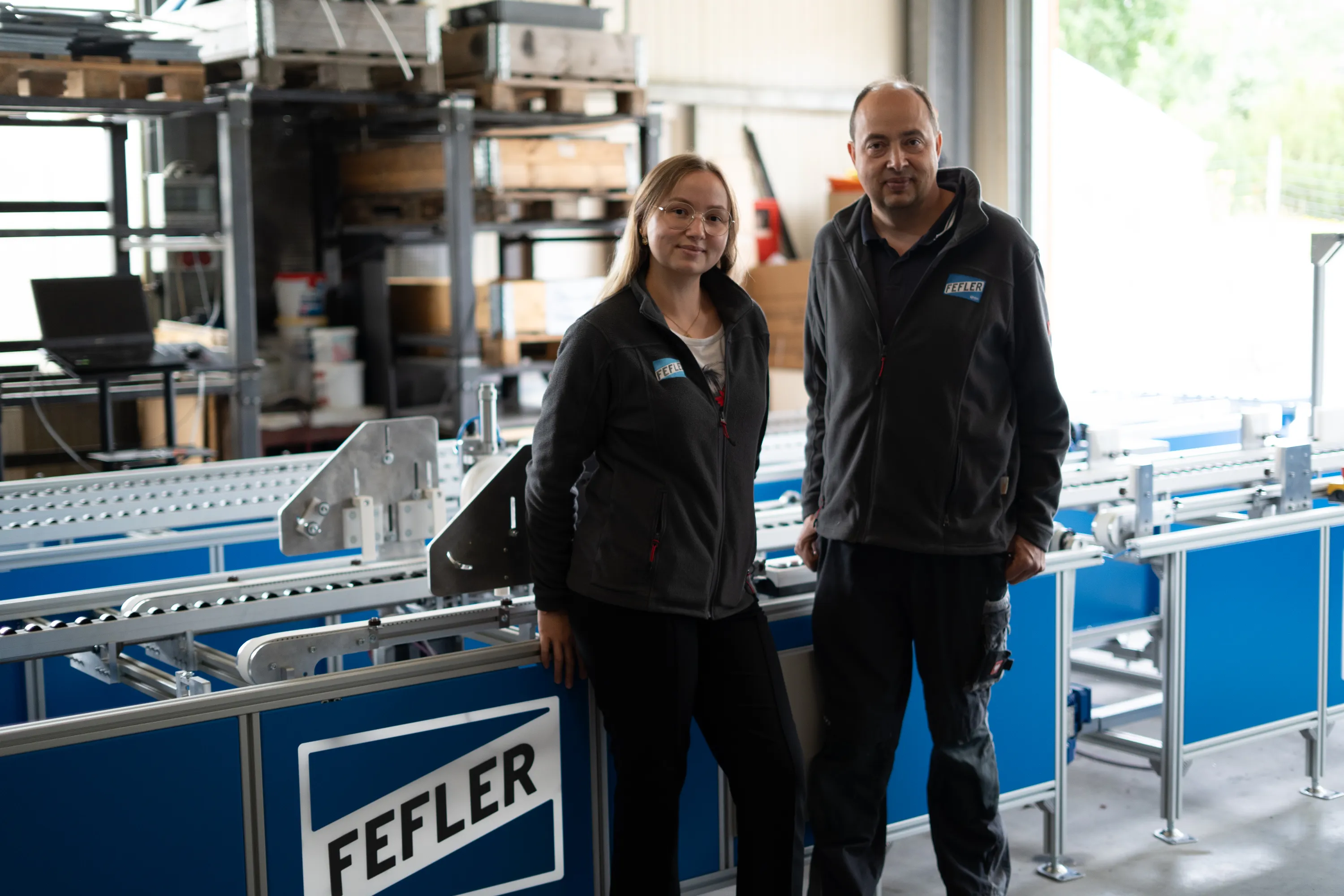 Fefler Team mit Doppelglas Sonderanlage im Hintergrund