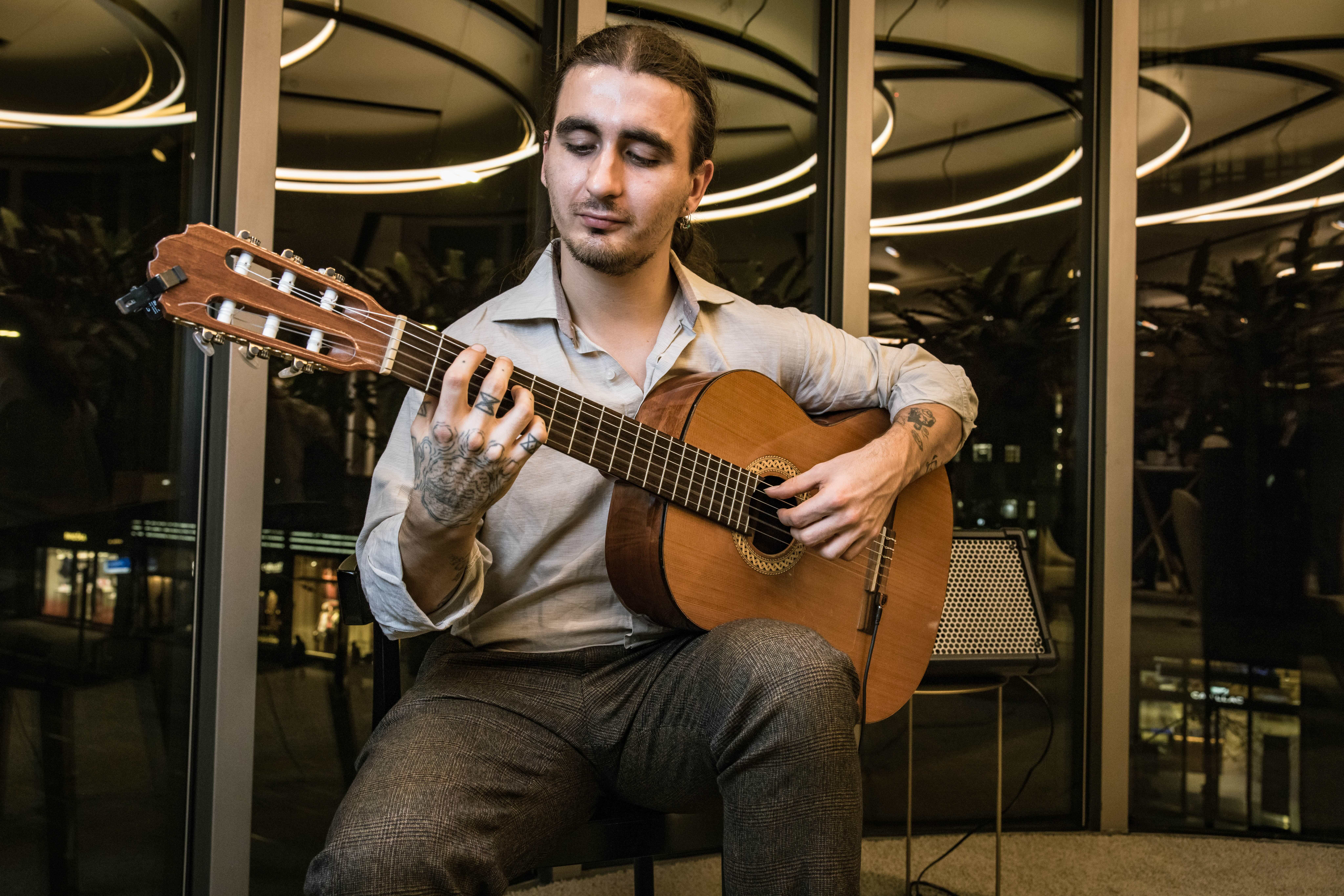 Adriel Calvelo, französisch-peruanischer Musiker