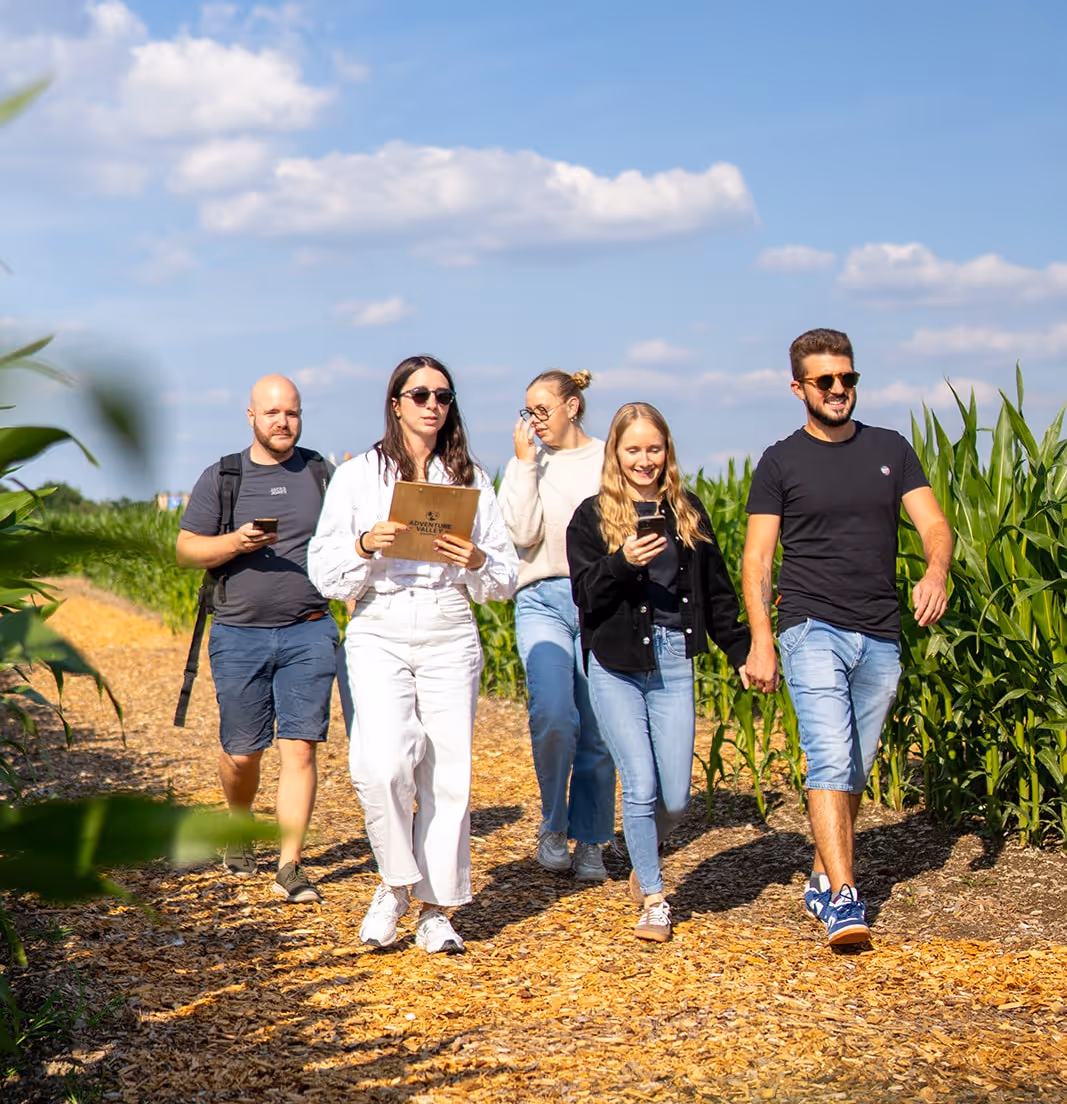 Un groupe de jeunes personnes qui réalisent une activité au Labyrinthe à Durbuy