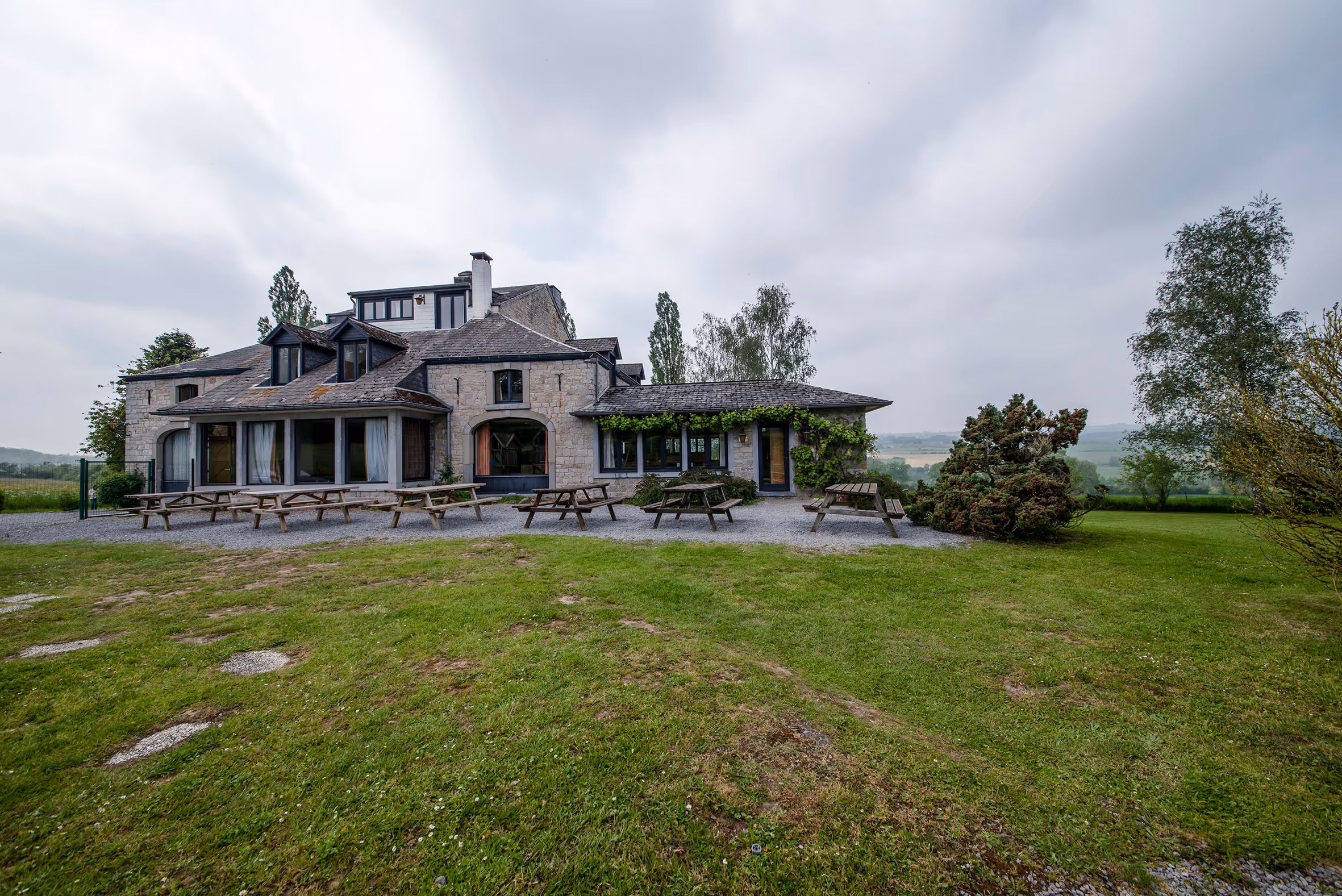 Une propriété estivale en pierres disponible à la location auprès de Durbuy Properties.