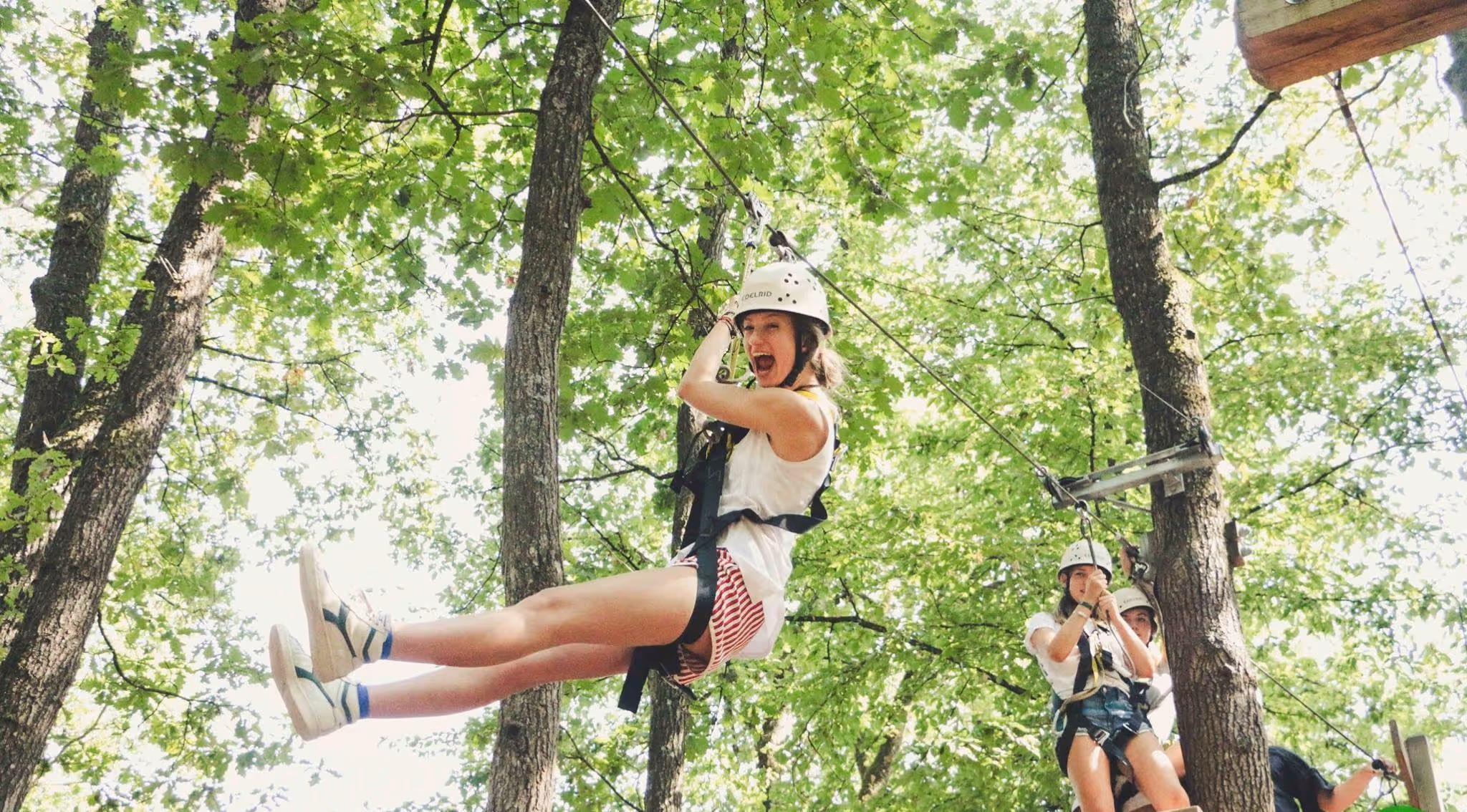 Une famille qui s'amuse en faisant de l'accrobranche à Adventure Valley à Durbuy.