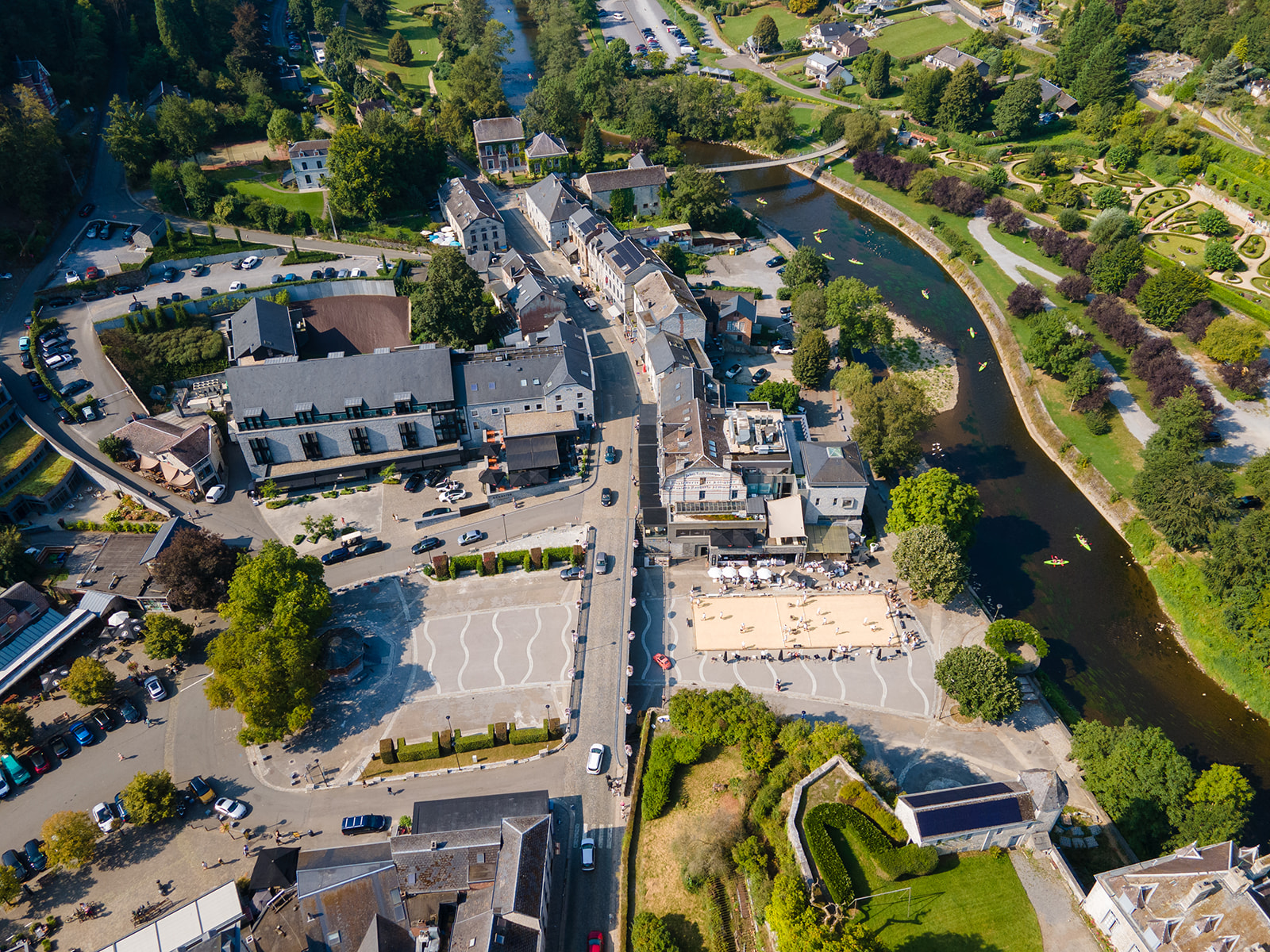 La ville de Durbuy en vue du haut, entouré de nature.