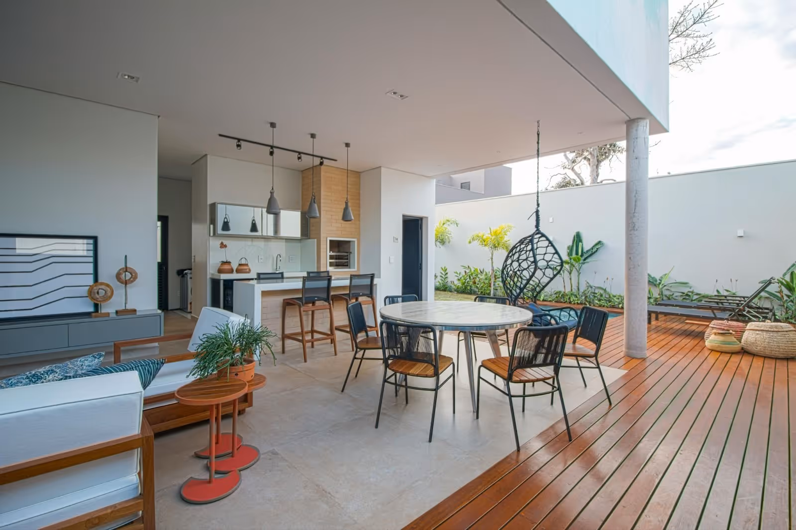 Outdoor entertainment area with large-format tiles