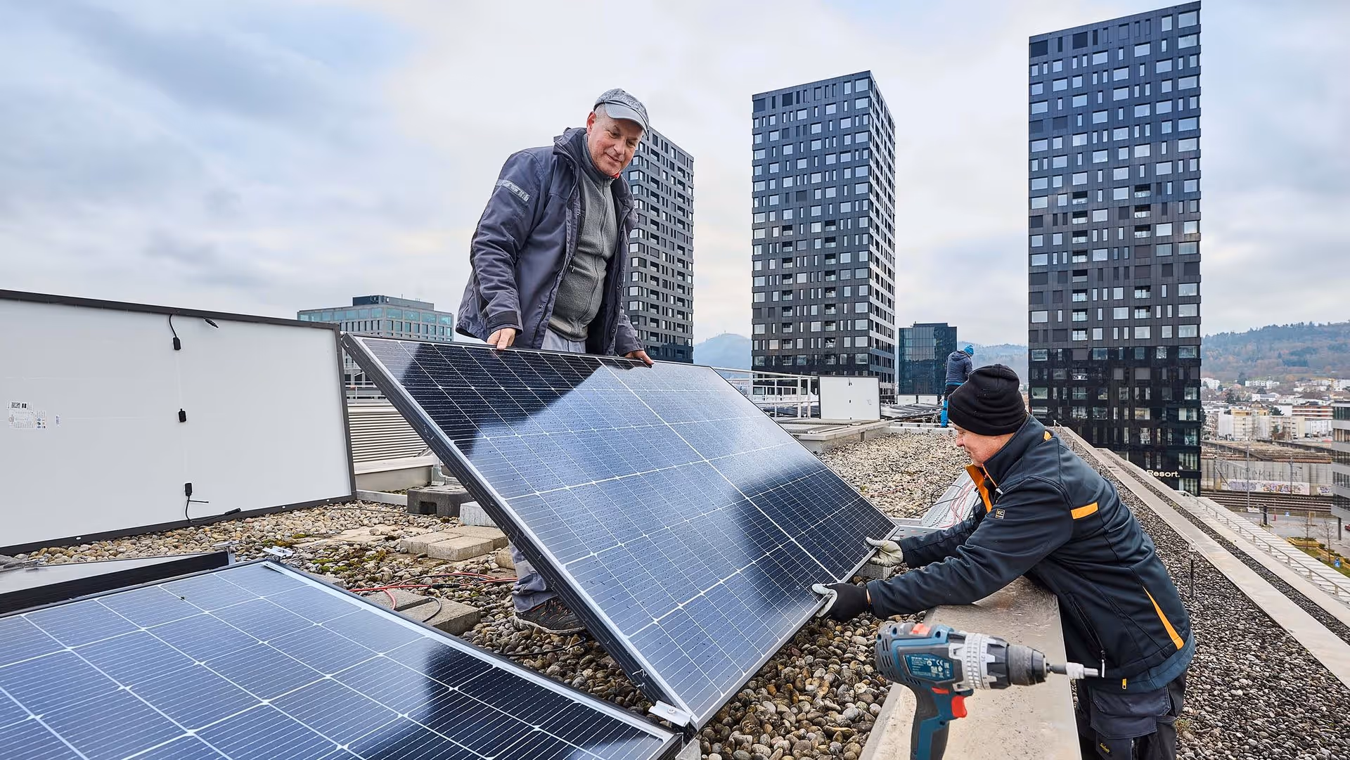 Zwei Arbeiter montieren ein Solarpannel