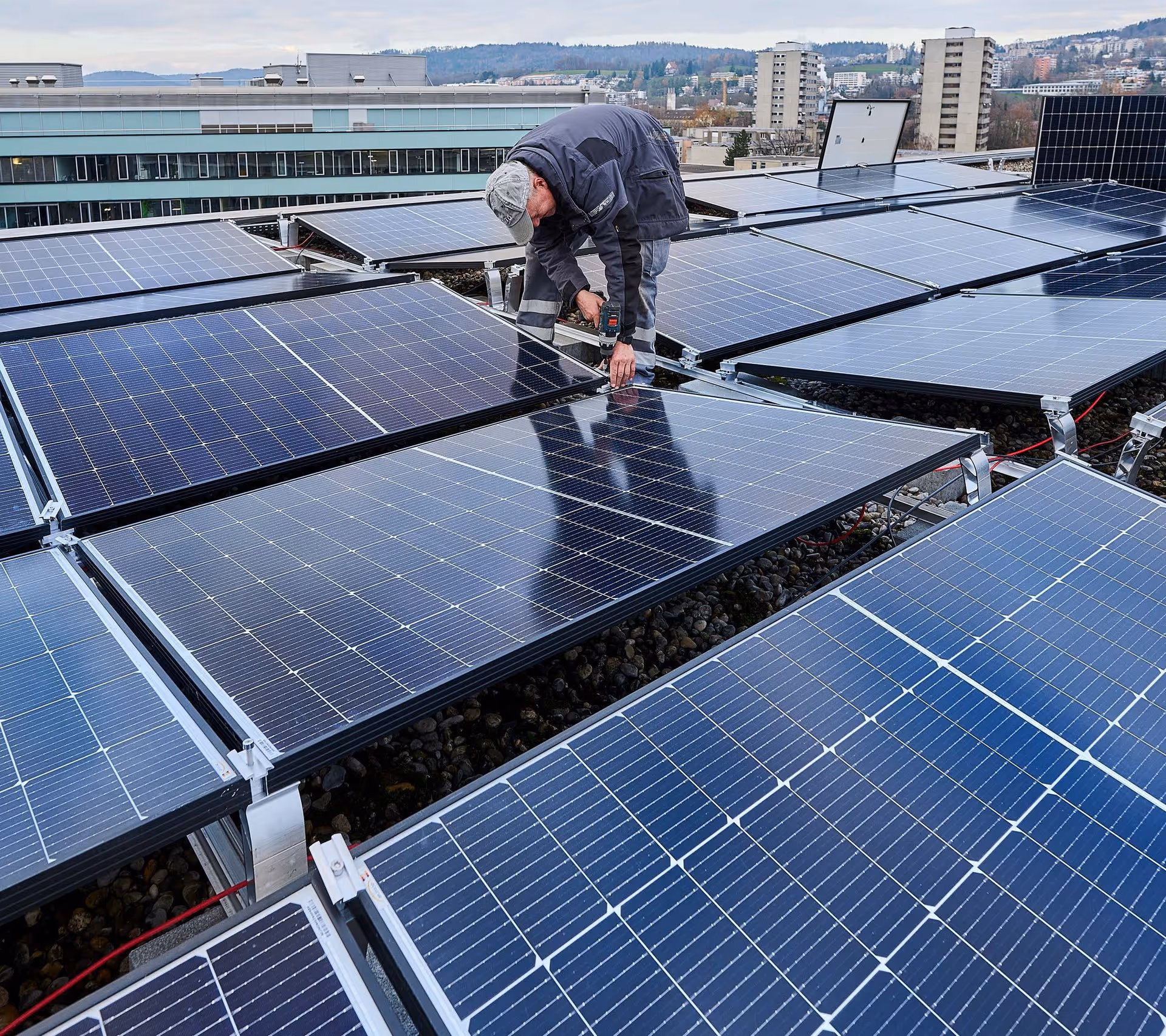 Ein Arbeiter befestigt ein Solarpannel
