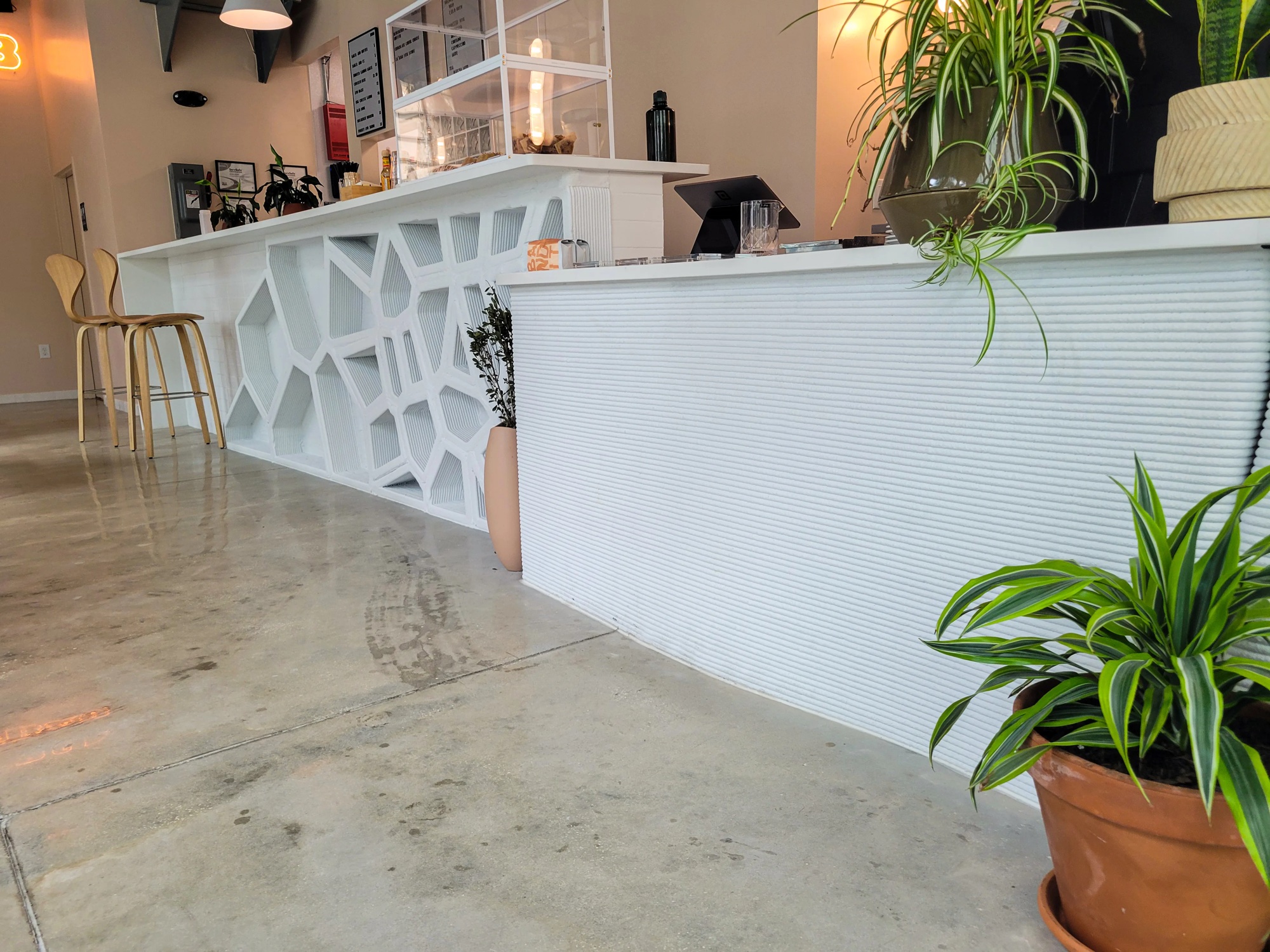 3D printed concrete reception desk with Voronoi pattern by Printera 3D