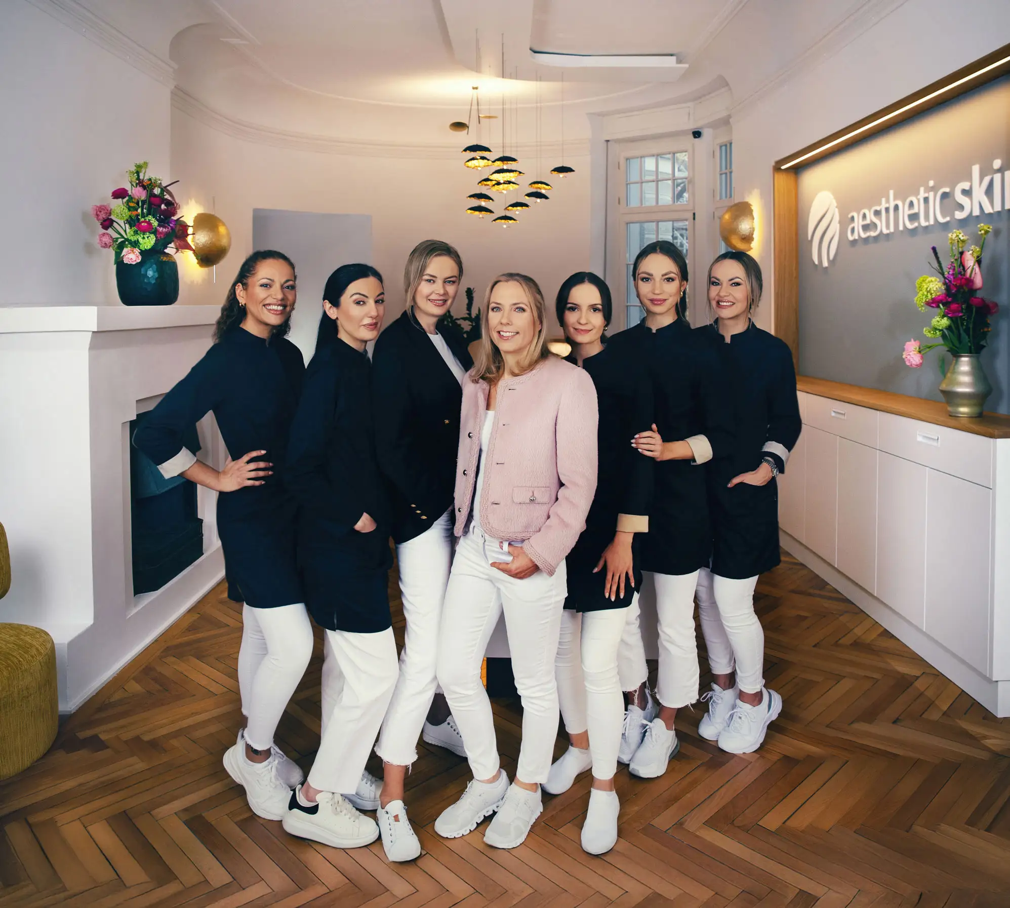 Links person entfernt mit einem Epilierer Haare vom Bein zu Hause, rechts Fachkraft führt dauerhafte Haarentfernung mit IPL-Gerät in Klinik durch.