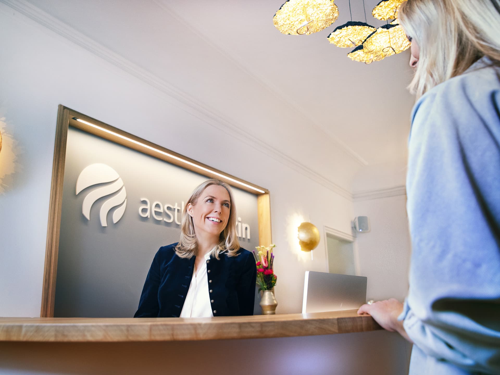 Links person entfernt mit einem Epilierer Haare vom Bein zu Hause, rechts Fachkraft führt dauerhafte Haarentfernung mit IPL-Gerät in Klinik durch.