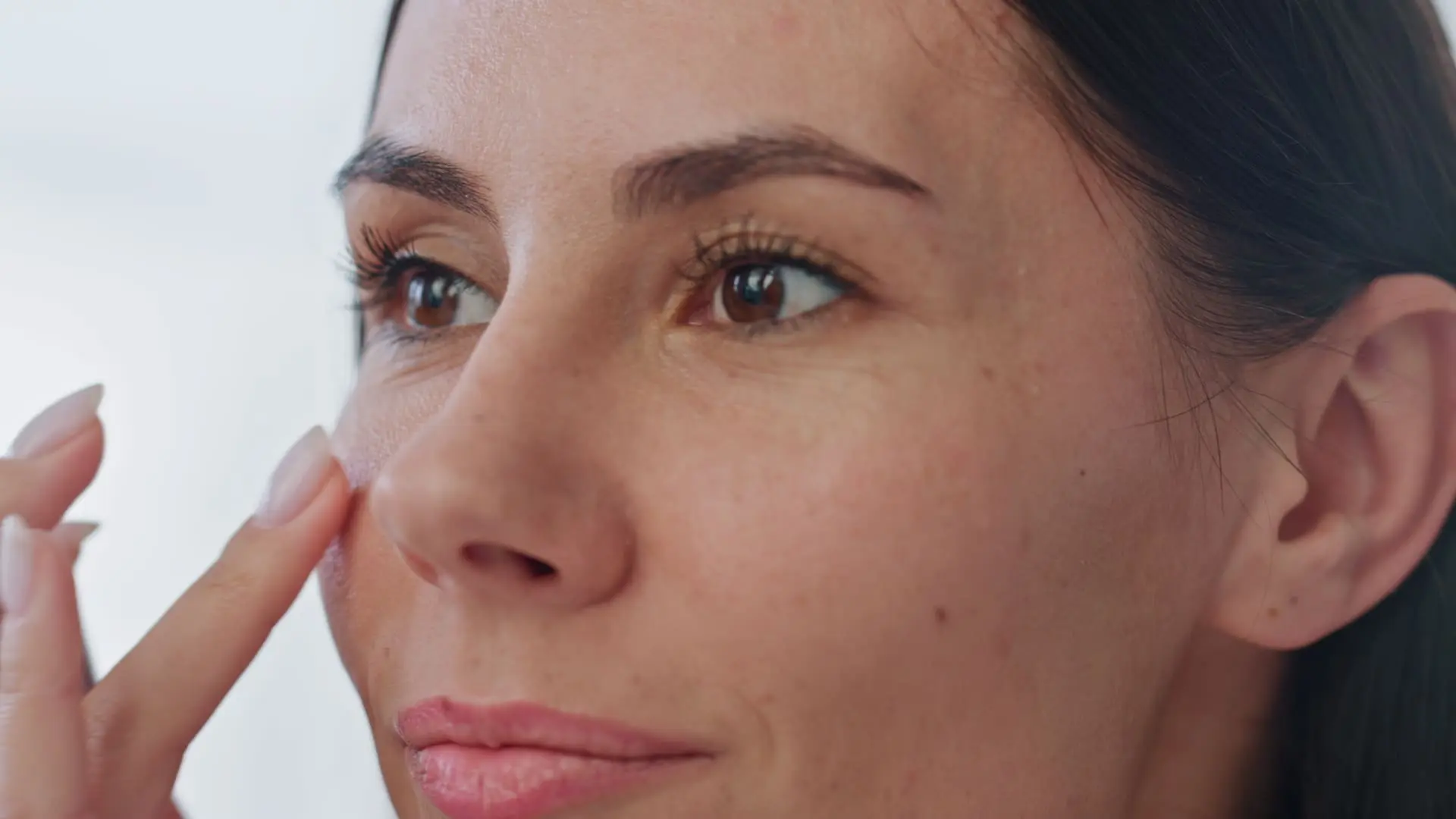 Mittelalte Frau mit strahlender, gepflegter Haut in den 40ern – Sinnbild für natürliche Schönheit und Hautpflege ab 40 Jahren