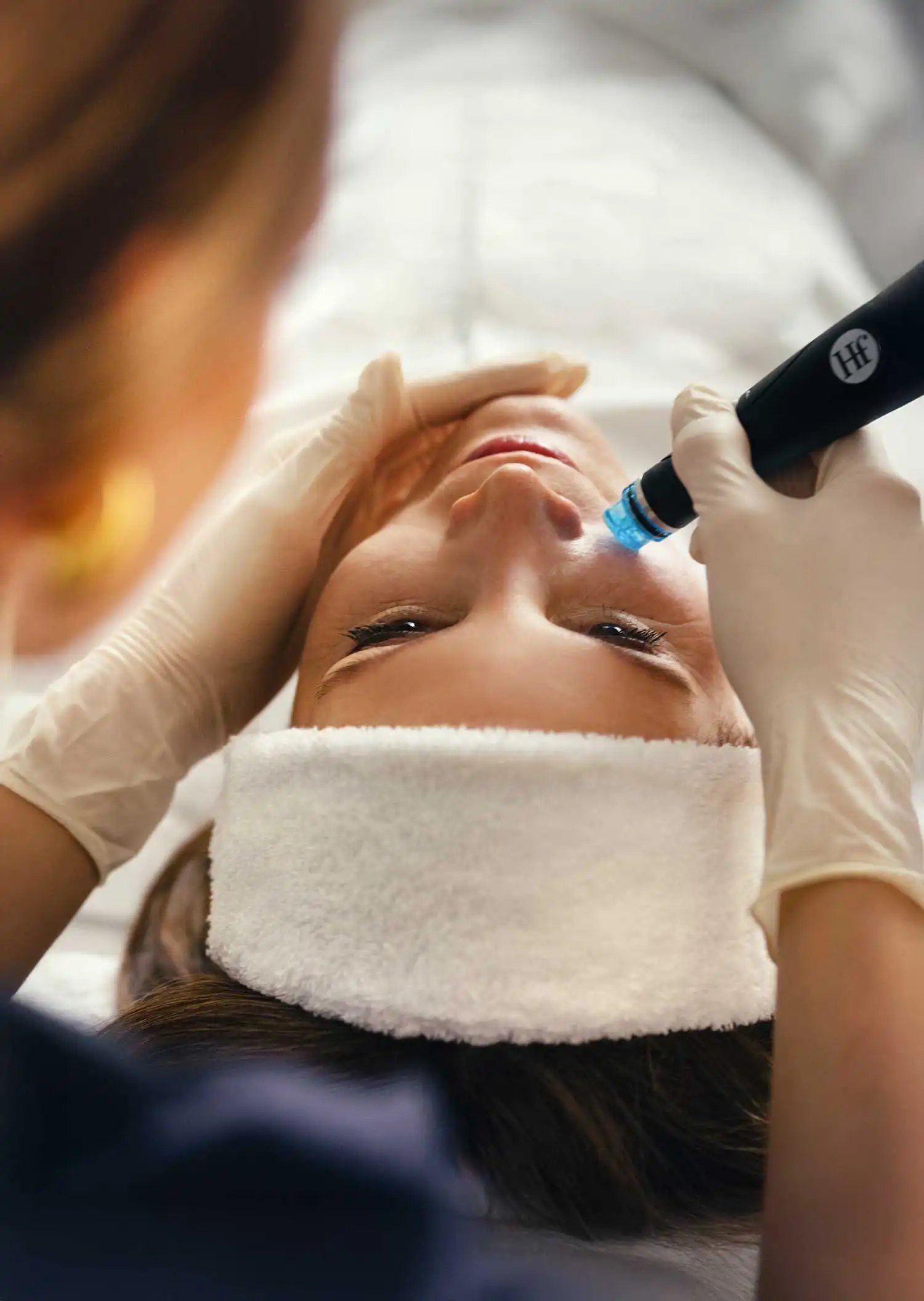 HydraFacial-Anwendung mit Handstück im Gesicht
