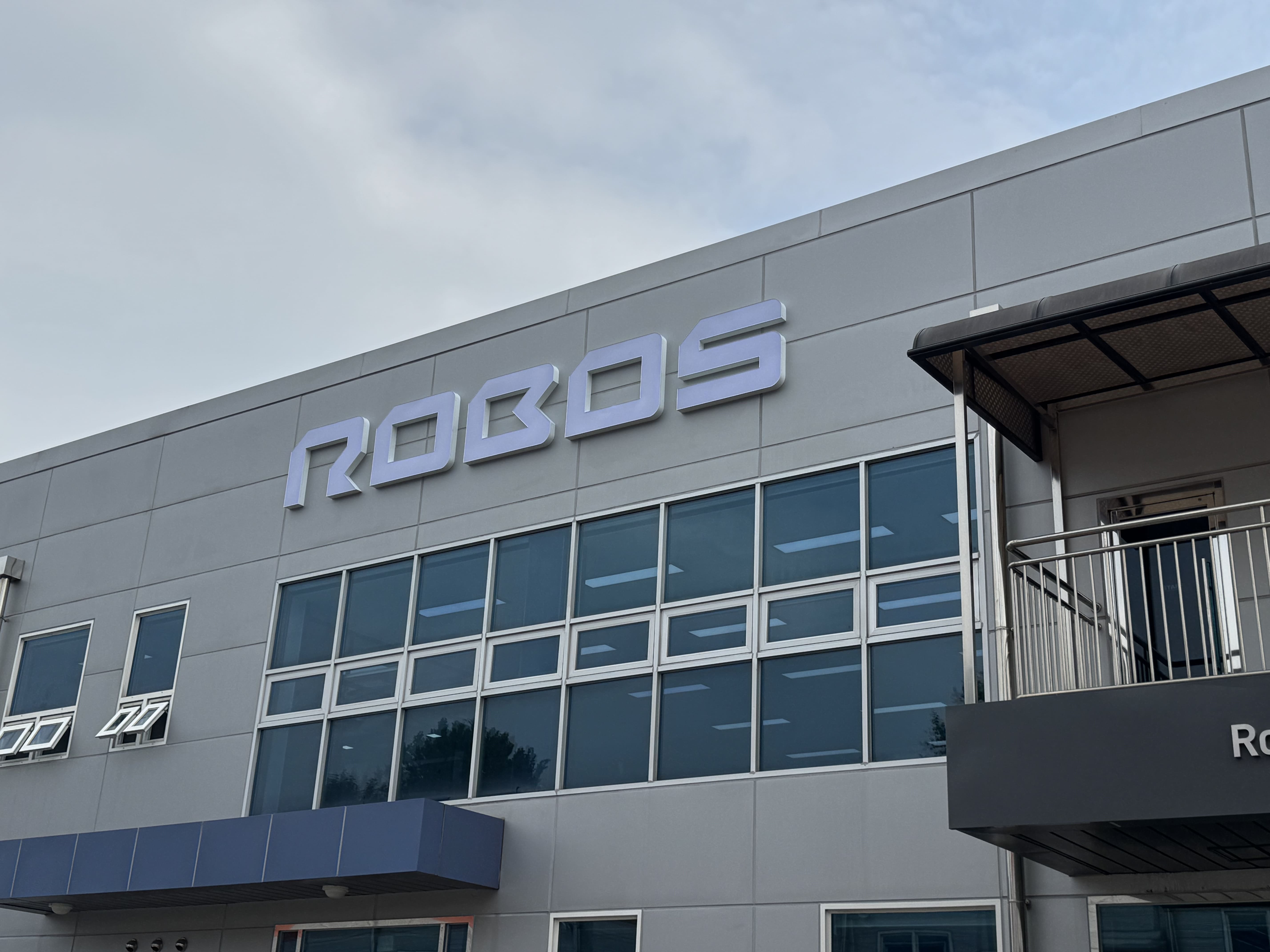 로보스 R&D 센터 : 경기 성남시 분당구 판교로 228번길 17 판교세븐벤처밸리 2단지 Elentec동 4F