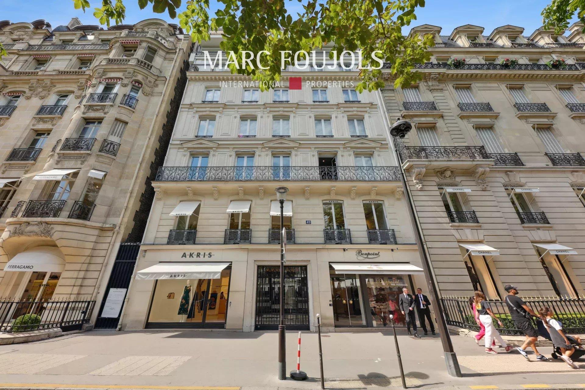 Paris VIII Golden Triangle Montaigne: renovated furnished apartment of 81 sqm