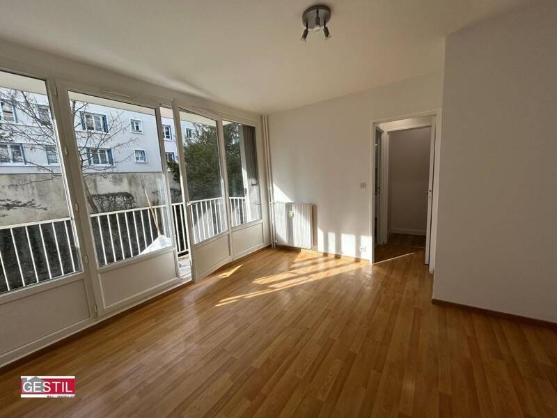 Appartement 27 m² rénové avec balcon à Rueil Malmaison