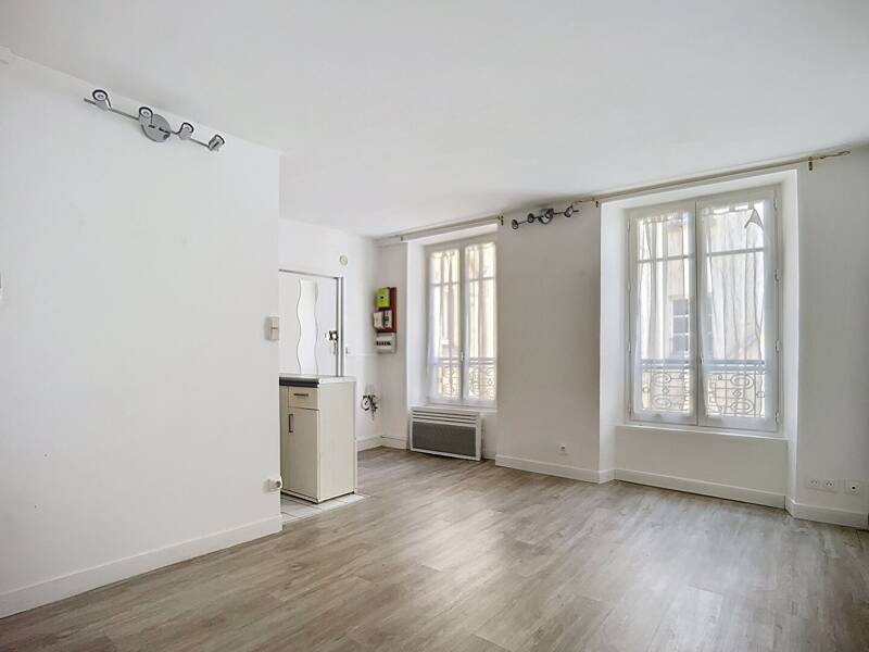 Furnished 17sqm studio for rent in Versailles near train station