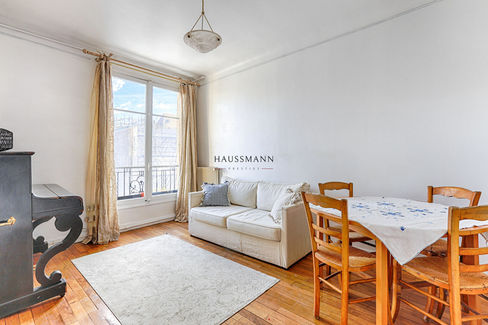 2-Room Apartment 40 sqm Crossing Paris 4 Marais View of King's Pavilion