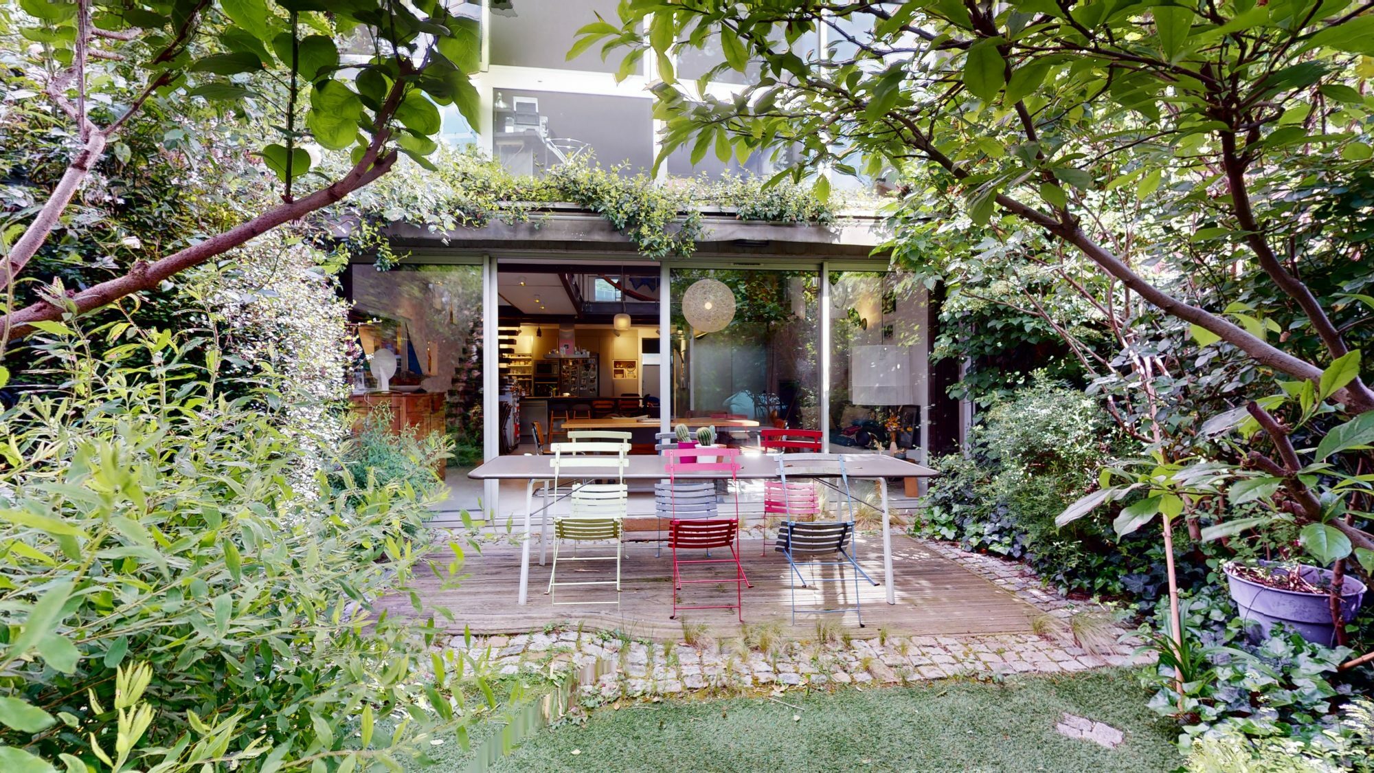Triplex avec beau jardin et 2 parkings