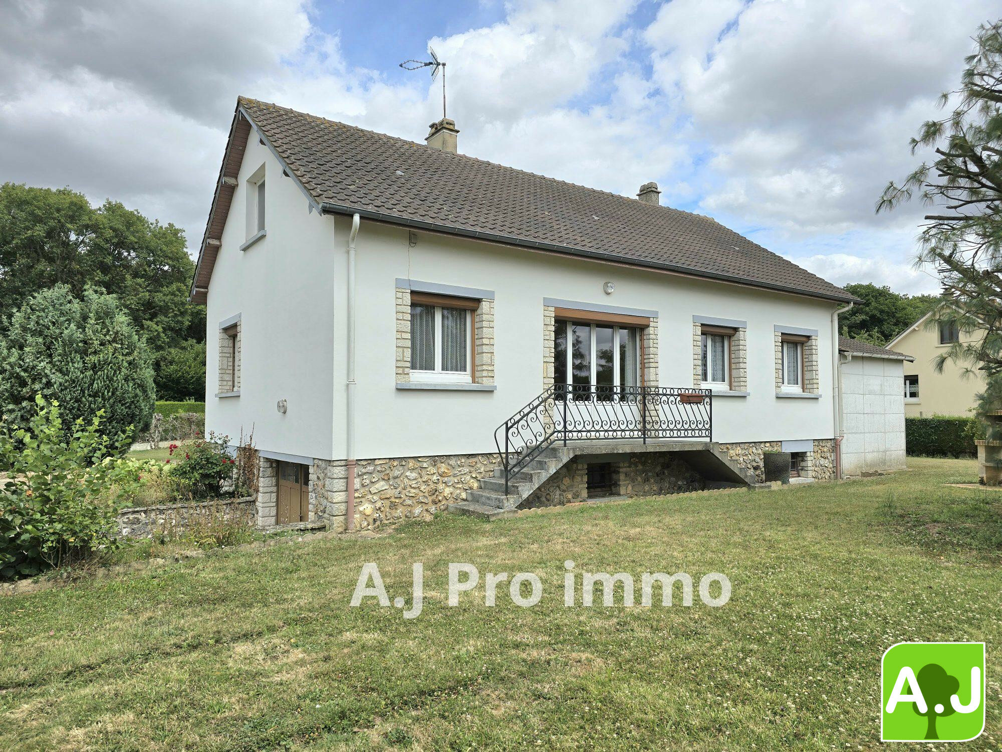 Maison traditionnelle 85 m² sous-sol total Bréval 78980