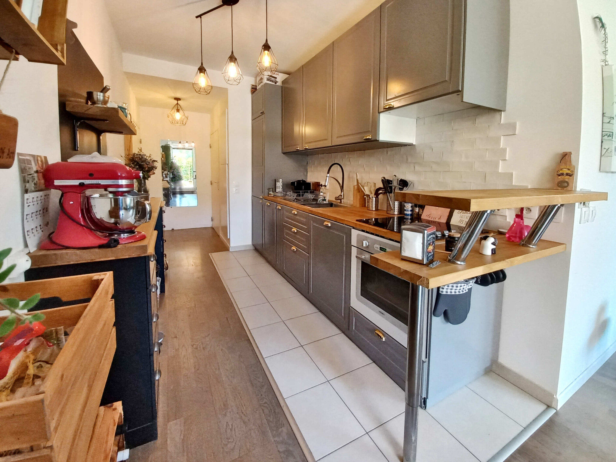 BEAU 2 PIECES AVEC JARDIN ET EMPLACEMENT DE PARKING AU SOUS-