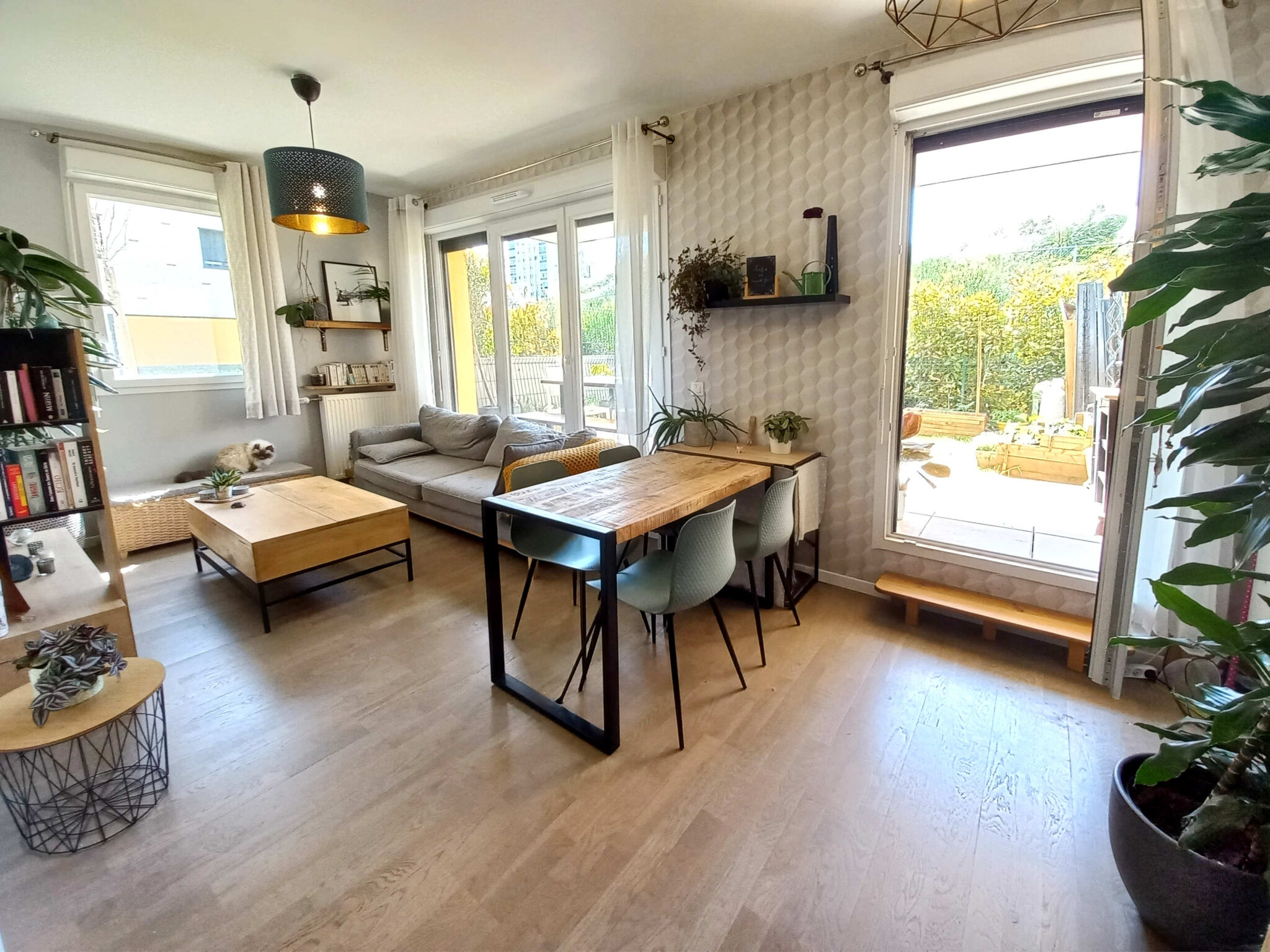 BEAU 2 PIECES AVEC JARDIN ET EMPLACEMENT DE PARKING AU SOUS-