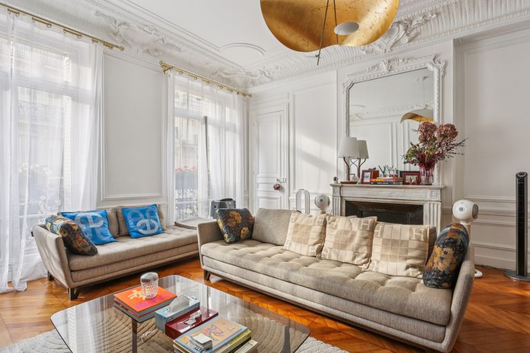 125 sqm 4-room apartment with balcony in Paris 8, Golden Triangle