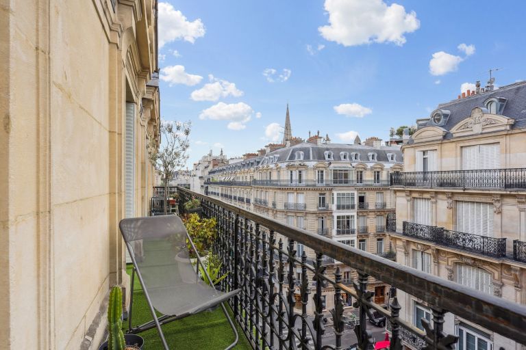 Bright 4-Room Apartment 111 sqm Paris 8 Golden Triangle