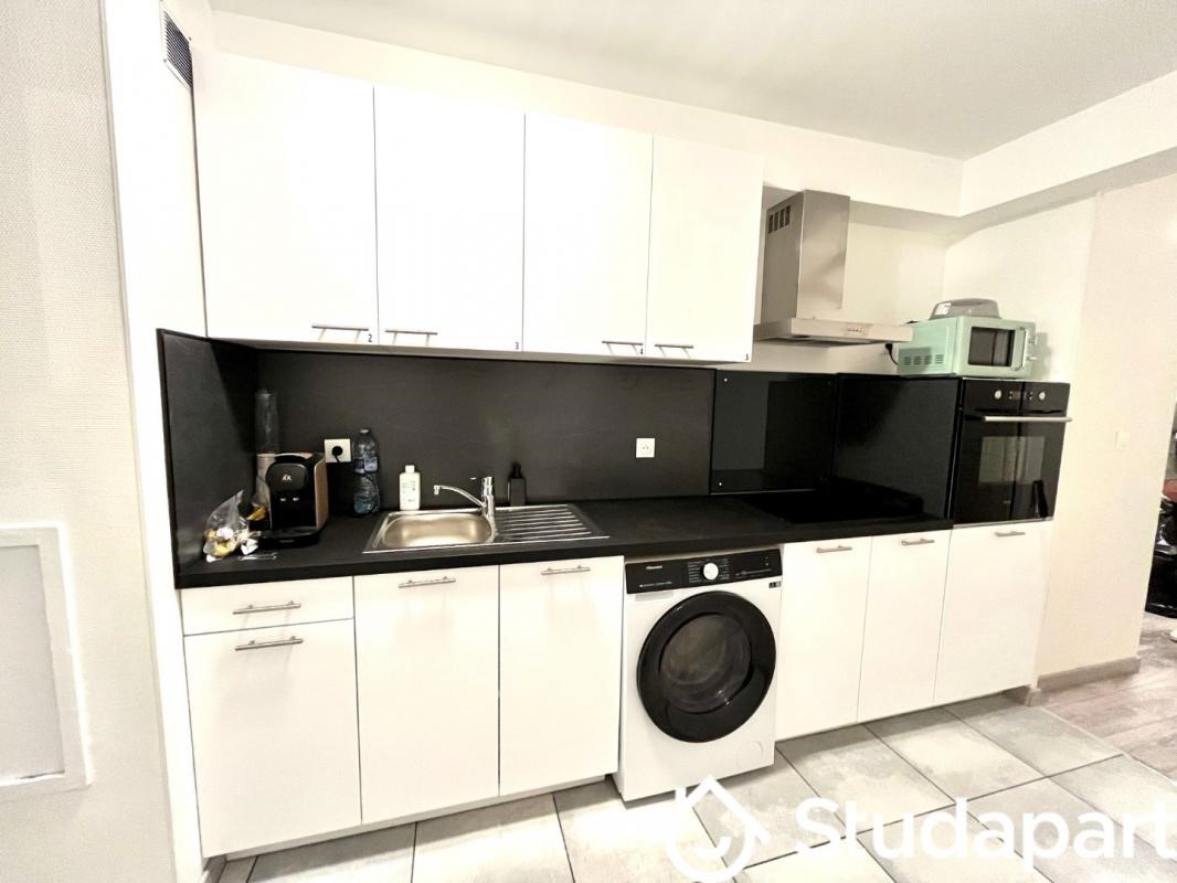 Appartement 15m2 rénové avec terrasse à Evry Courcouronnes